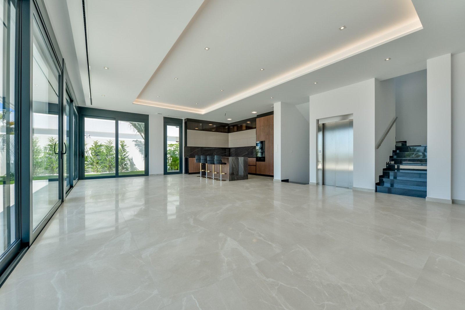 In der prestigeträchtigen Gegend von Golf Bahía gelegen, bieten diese exklusiven Villen ein unvergleichliches Wohnerlebnis. Mit nur drei verfügbaren