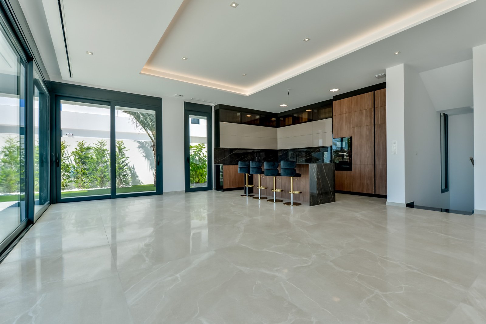 In der prestigeträchtigen Gegend von Golf Bahía gelegen, bieten diese exklusiven Villen ein unvergleichliches Wohnerlebnis. Mit nur drei verfügbaren