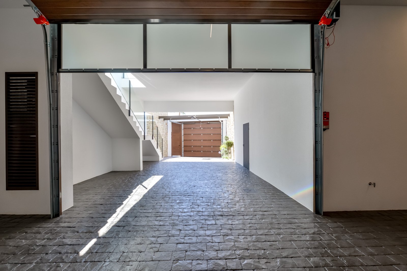 In der prestigeträchtigen Gegend von Golf Bahía gelegen, bieten diese exklusiven Villen ein unvergleichliches Wohnerlebnis. Mit nur drei verfügbaren