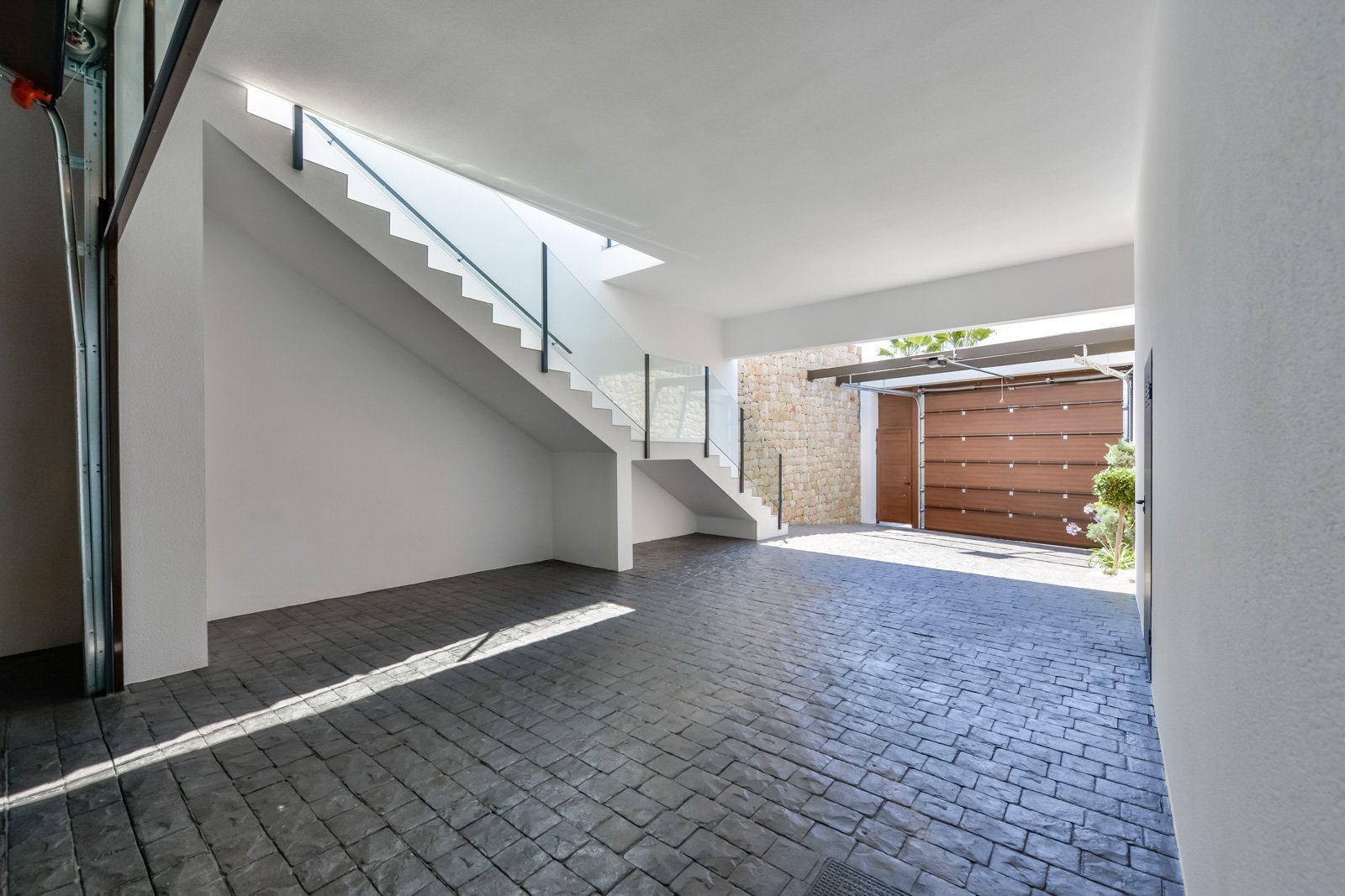 In der prestigeträchtigen Gegend von Golf Bahía gelegen, bieten diese exklusiven Villen ein unvergleichliches Wohnerlebnis. Mit nur drei verfügbaren