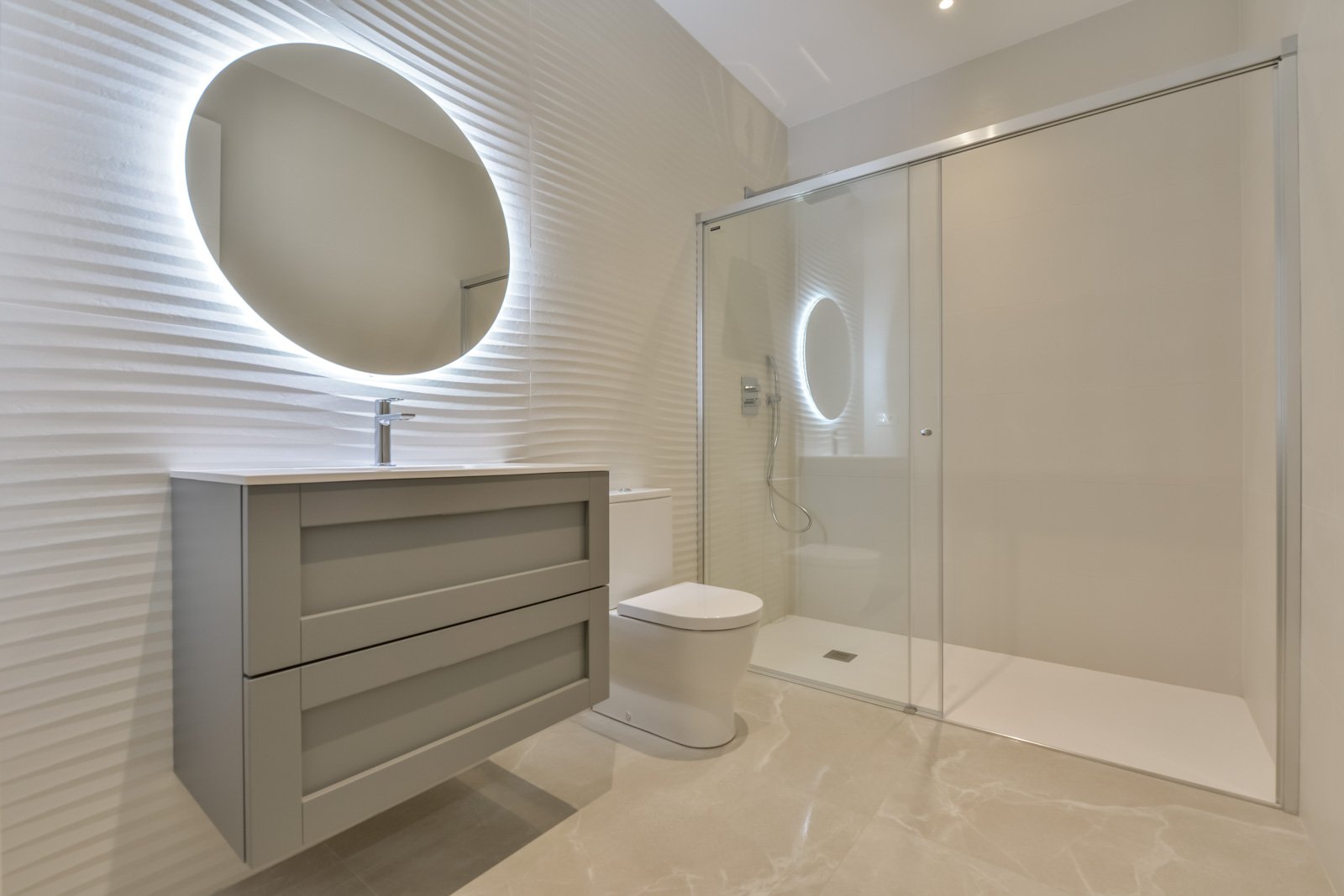 In der prestigeträchtigen Gegend von Golf Bahía gelegen, bieten diese exklusiven Villen ein unvergleichliches Wohnerlebnis. Mit nur drei verfügbaren