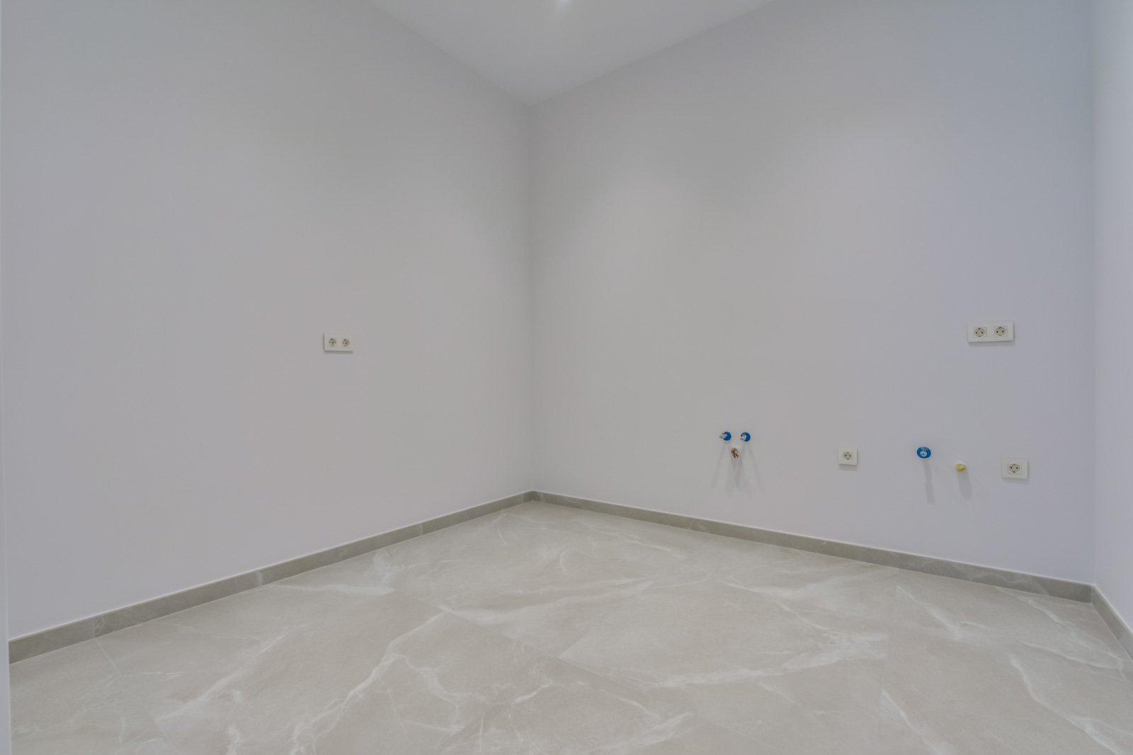 In der prestigeträchtigen Gegend von Golf Bahía gelegen, bieten diese exklusiven Villen ein unvergleichliches Wohnerlebnis. Mit nur drei verfügbaren