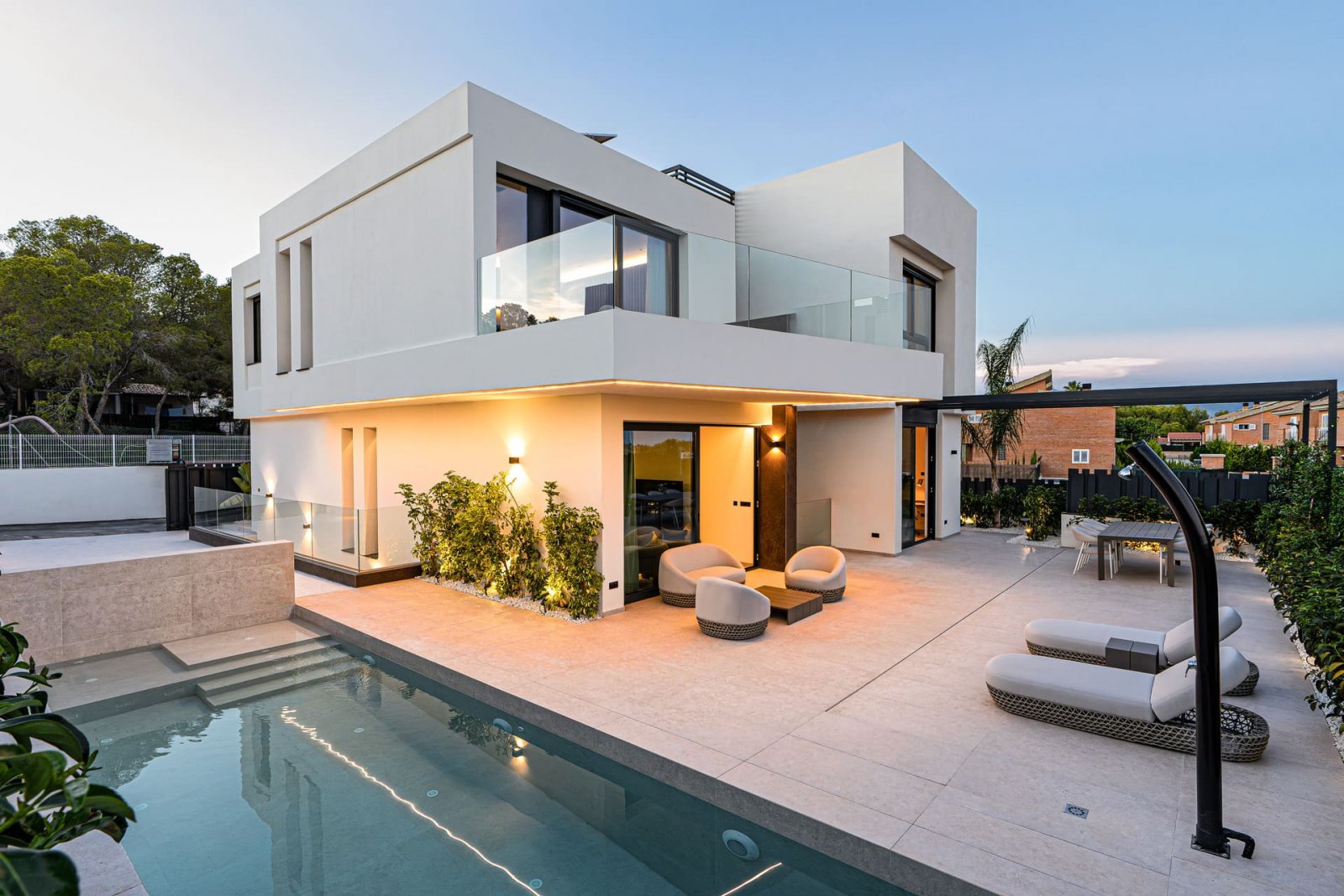 La Nucía:  In der charmanten Ortschaft La Nucia gelegen, bieten diese exklusiven Villen einen anspruchsvollen und modernen Lebensstil. Mit insgesamt 8 verfügbar 