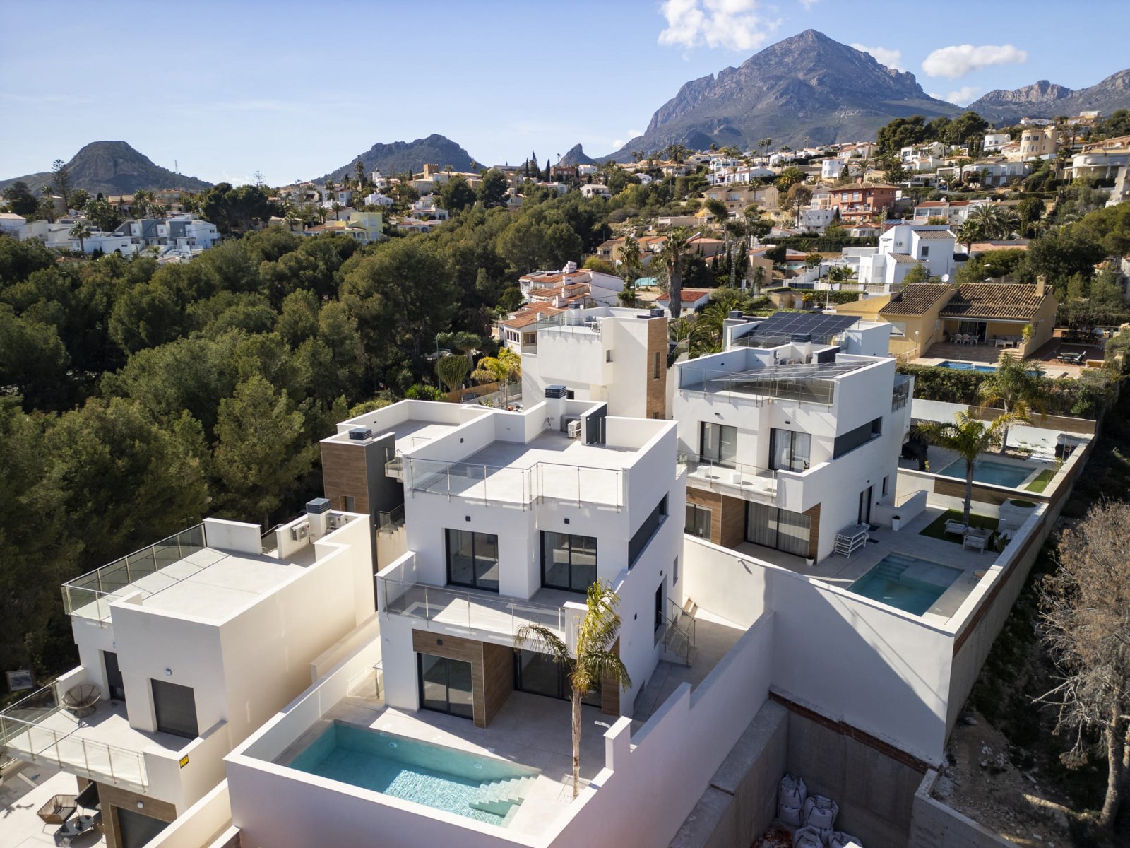  In der charmanten Stadt Coloma gelegen, bietet dieser exklusive Wohnkomplex sechs unabhängige Häuser, die für diejenigen entworfen wurden, die ein Gl