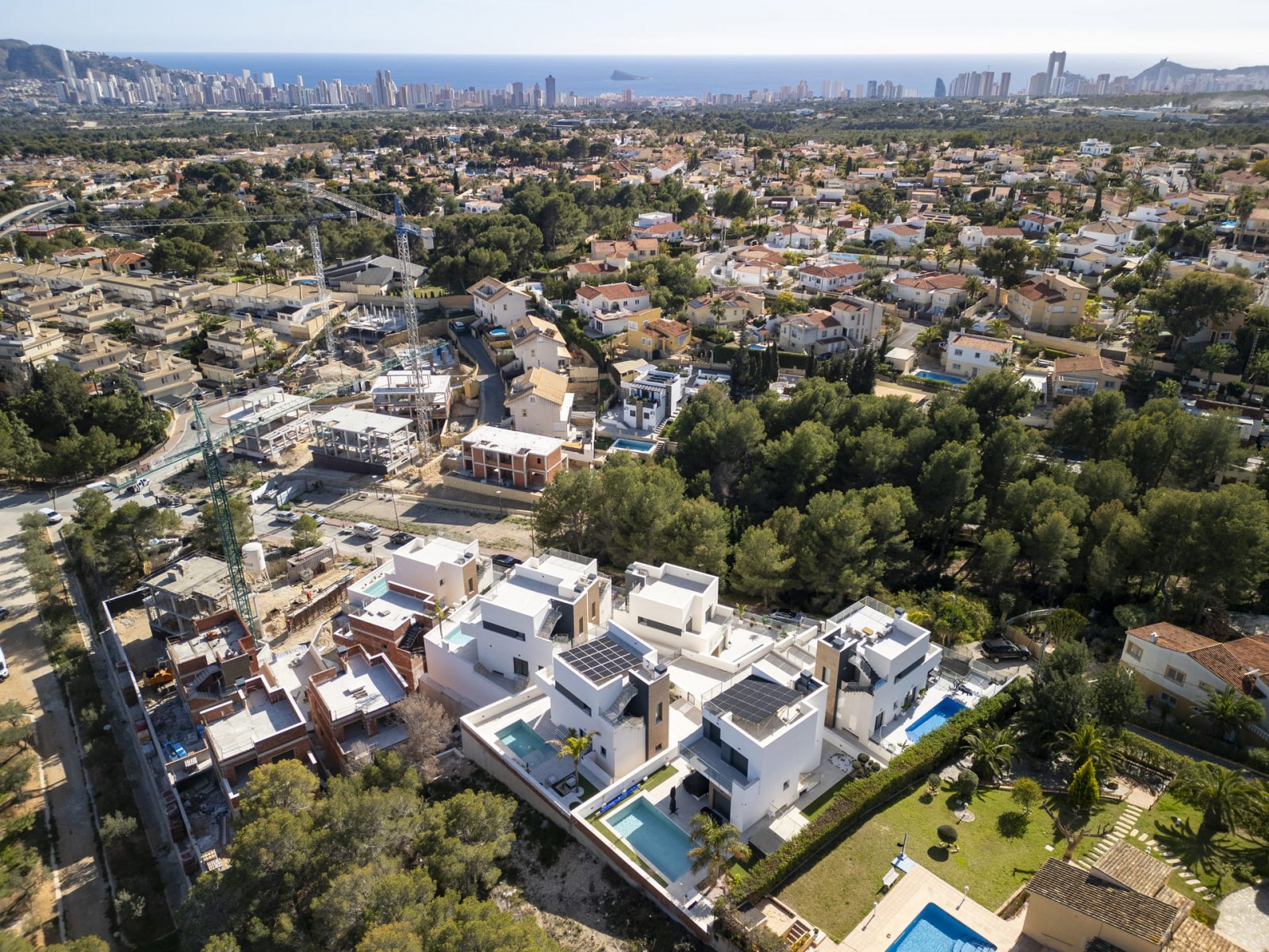  In der charmanten Stadt Coloma gelegen, bietet dieser exklusive Wohnkomplex sechs unabhängige Häuser, die für diejenigen entworfen wurden, die ein Gl