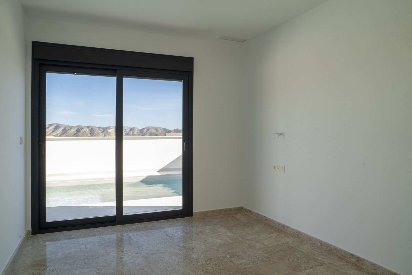  In der charmanten Stadt Coloma gelegen, bietet dieser exklusive Wohnkomplex sechs unabhängige Häuser, die für diejenigen entworfen wurden, die ein Gl