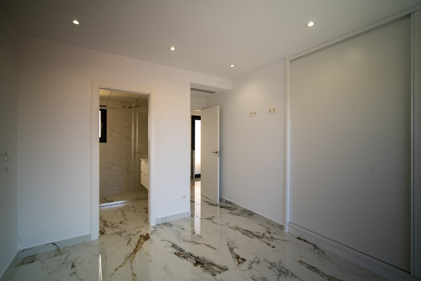  In der charmanten Stadt Coloma gelegen, bietet dieser exklusive Wohnkomplex sechs unabhängige Häuser, die für diejenigen entworfen wurden, die ein Gl