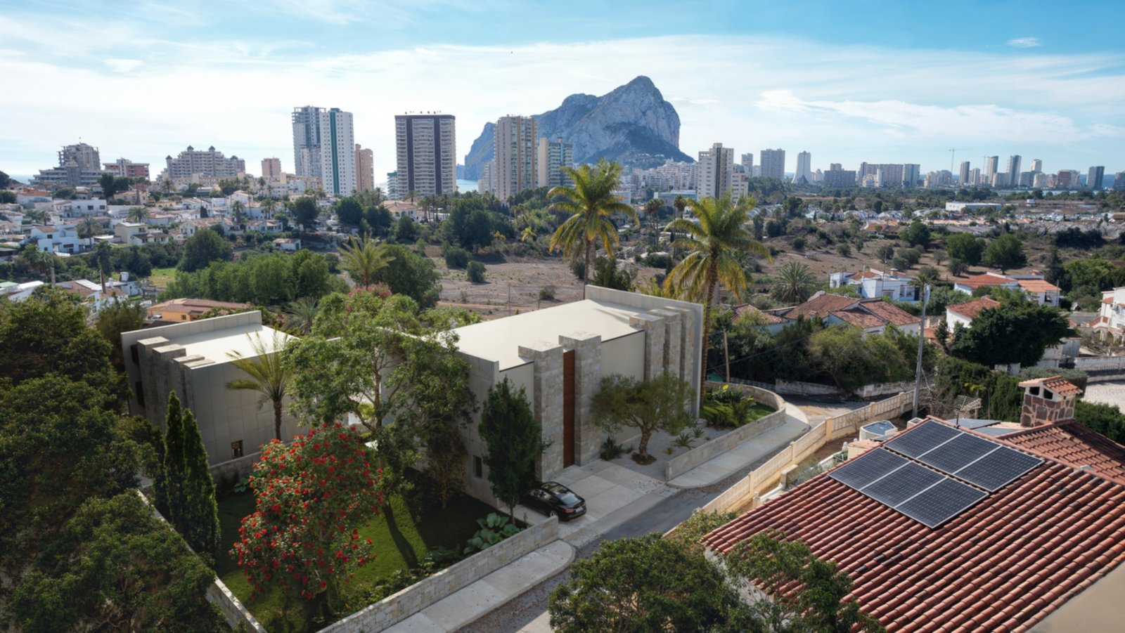 In der charmanten Stadt Calpe gelegen, bietet dieses exklusive Immobilienangebot unabhängige Häuser, die durch ihren beeindruckenden Blick auf die Be
