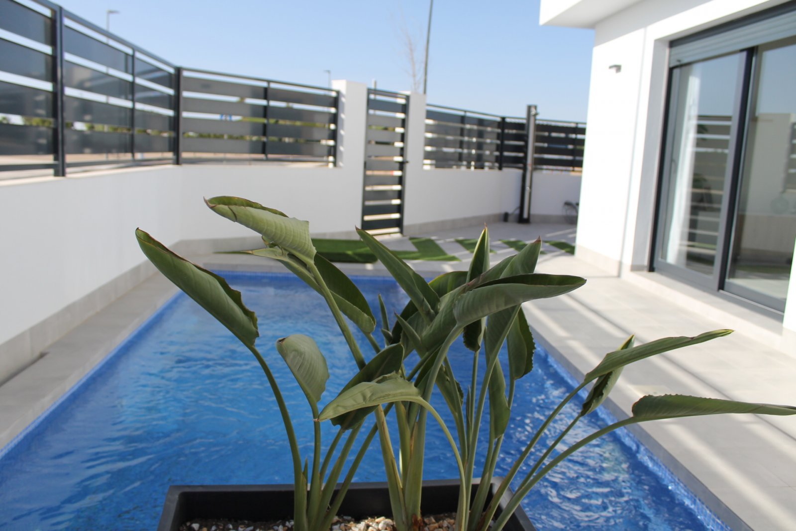  In der charmanten Ortschaft Torre-Pacheco gelegen, bietet dieser exklusive Wohnkomplex 24 unabhängige Wohnhäuser. Diese Immobilien, die für diejenige