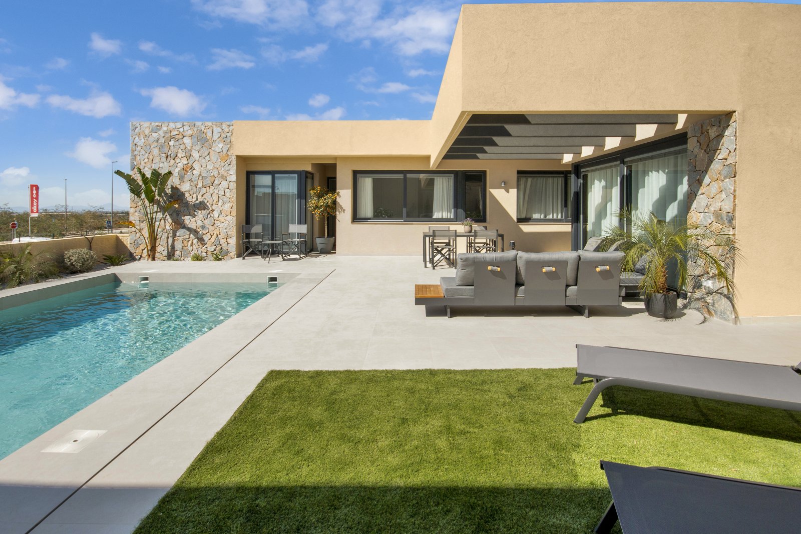 In der charmanten Region Murcia gelegen, bietet diese Wohnanlage 33 unabhängige Wohnhäuser, die für diejenigen entworfen wurden, die einen exklusiven