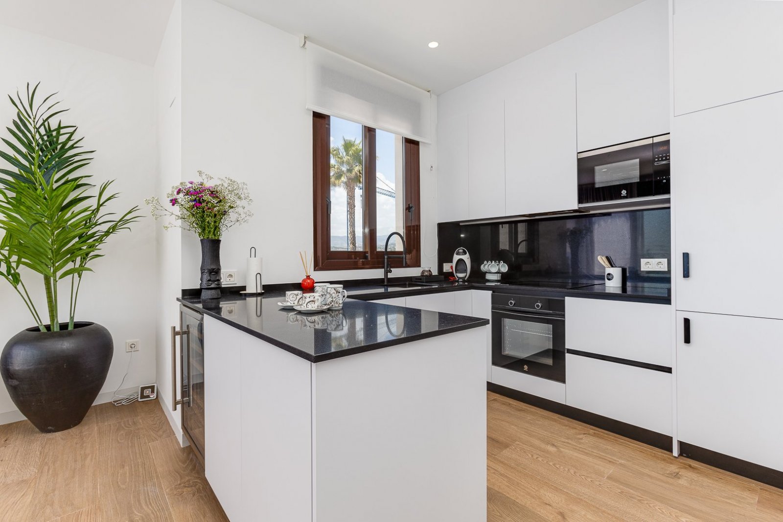 Diese exklusive Sammlung von 7 freistehenden Häusern befindet sich im charmanten Ort Finestrat und bietet eine privilegierte Umgebung nur 5 km vom Me