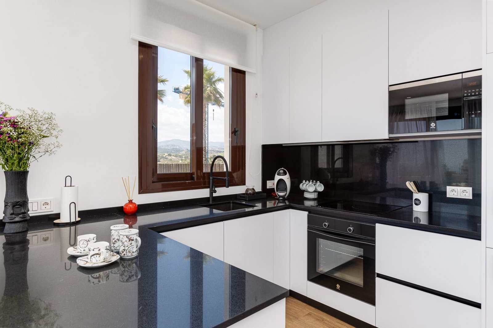 Diese exklusive Sammlung von 7 freistehenden Häusern befindet sich im charmanten Ort Finestrat und bietet eine privilegierte Umgebung nur 5 km vom Me