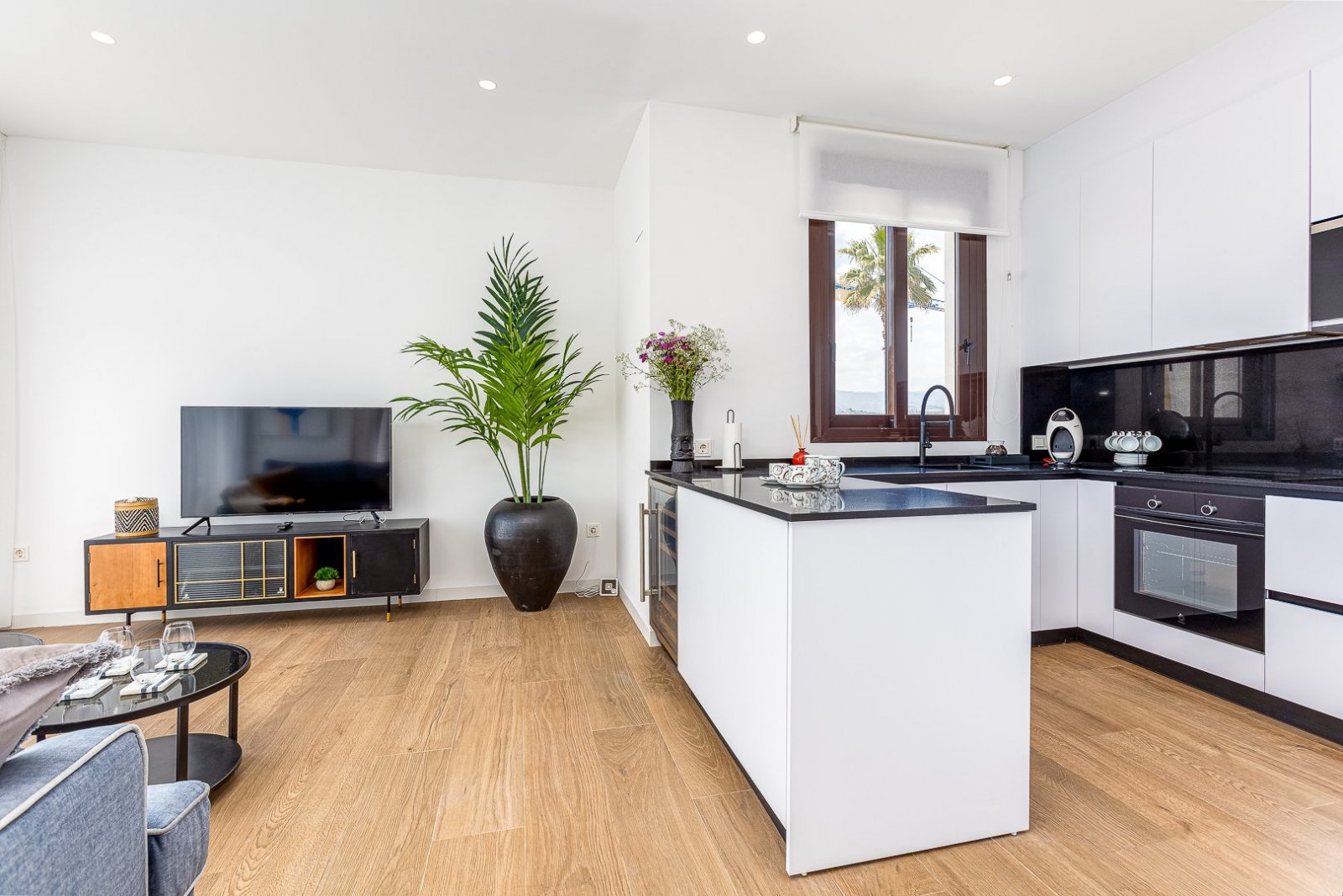 Diese exklusive Sammlung von 7 freistehenden Häusern befindet sich im charmanten Ort Finestrat und bietet eine privilegierte Umgebung nur 5 km vom Me