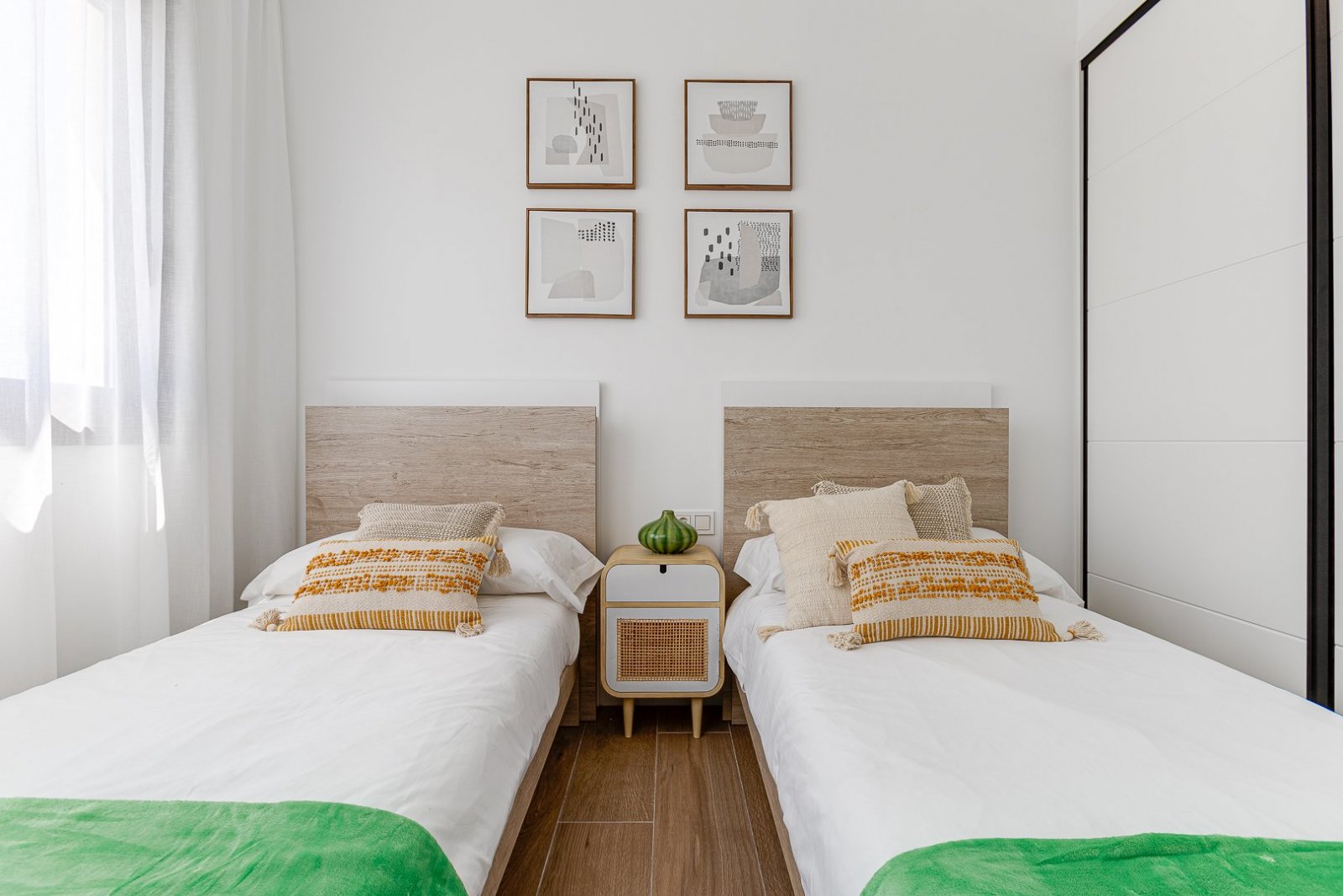 Diese exklusive Sammlung von 7 freistehenden Häusern befindet sich im charmanten Ort Finestrat und bietet eine privilegierte Umgebung nur 5 km vom Me