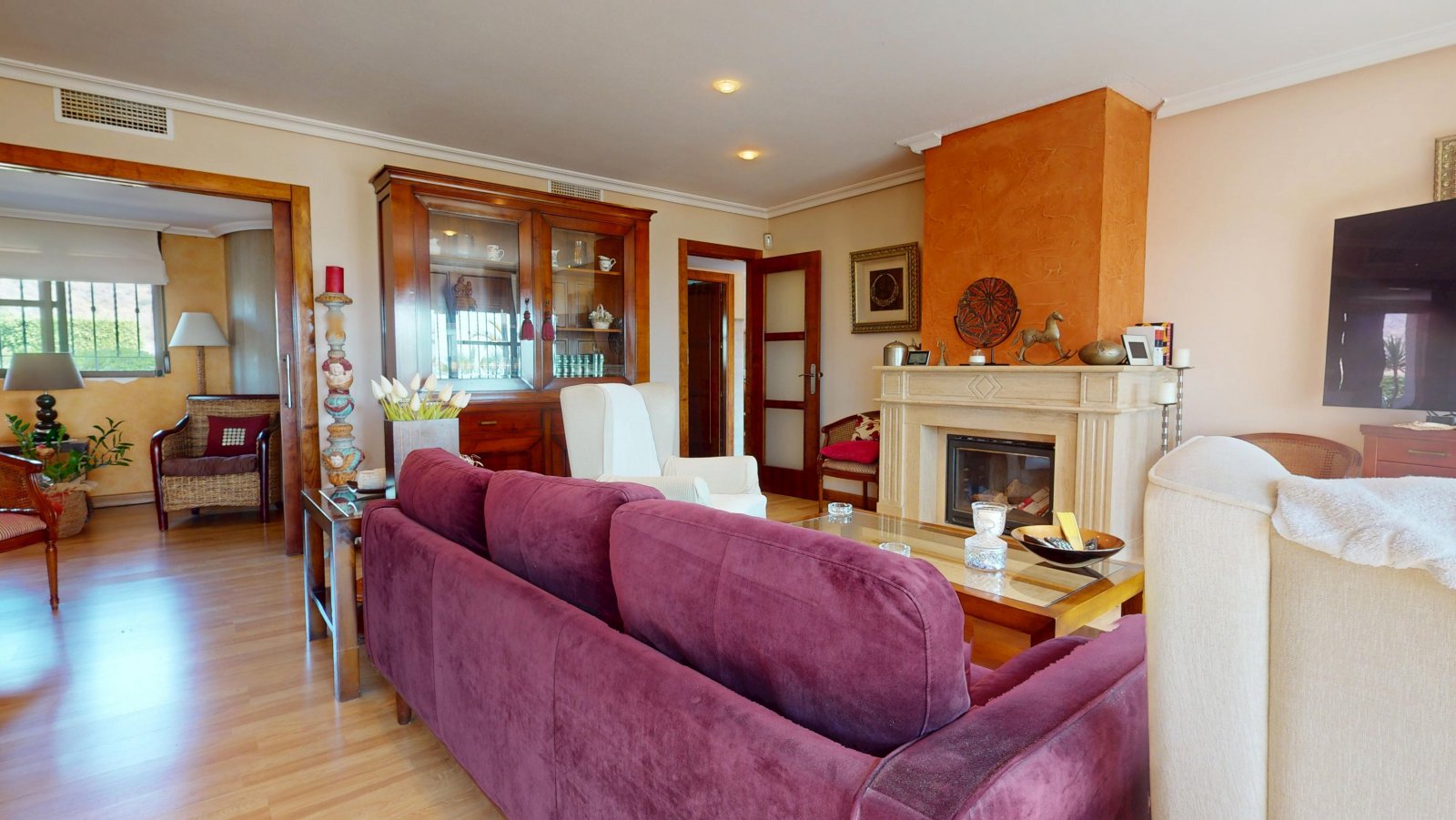  In der charmanten Stadt Águilas gelegen, bietet dieses freistehende Chalet ein außergewöhnliches Wohnerlebnis mit Meerblick. Die Immobilie befindet s