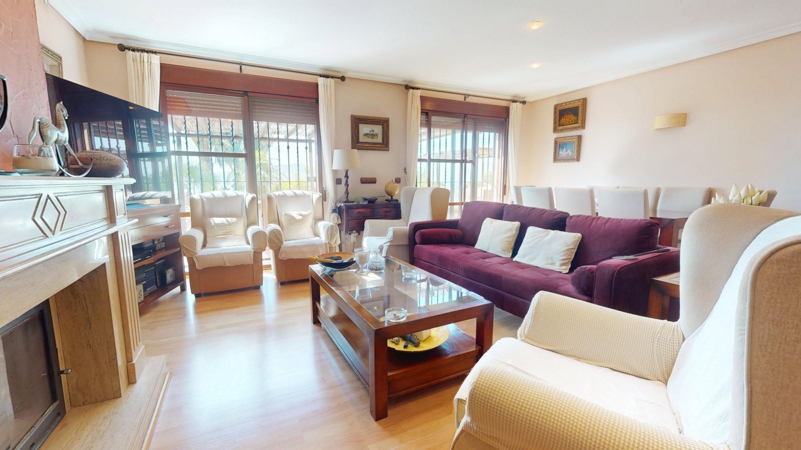  In der charmanten Stadt Águilas gelegen, bietet dieses freistehende Chalet ein außergewöhnliches Wohnerlebnis mit Meerblick. Die Immobilie befindet s