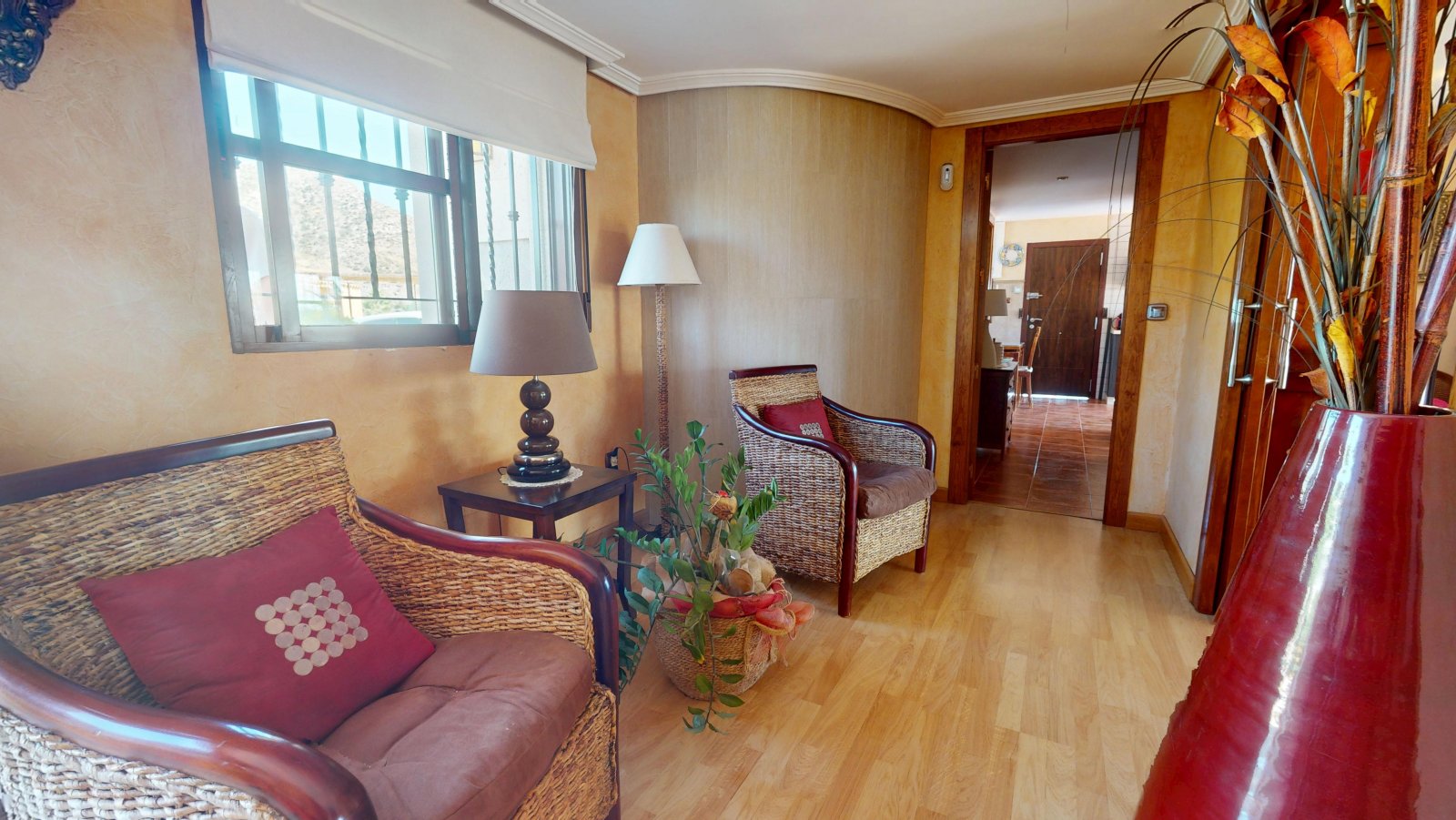  In der charmanten Stadt Águilas gelegen, bietet dieses freistehende Chalet ein außergewöhnliches Wohnerlebnis mit Meerblick. Die Immobilie befindet s