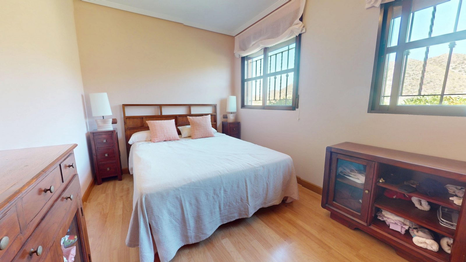  In der charmanten Stadt Águilas gelegen, bietet dieses freistehende Chalet ein außergewöhnliches Wohnerlebnis mit Meerblick. Die Immobilie befindet s