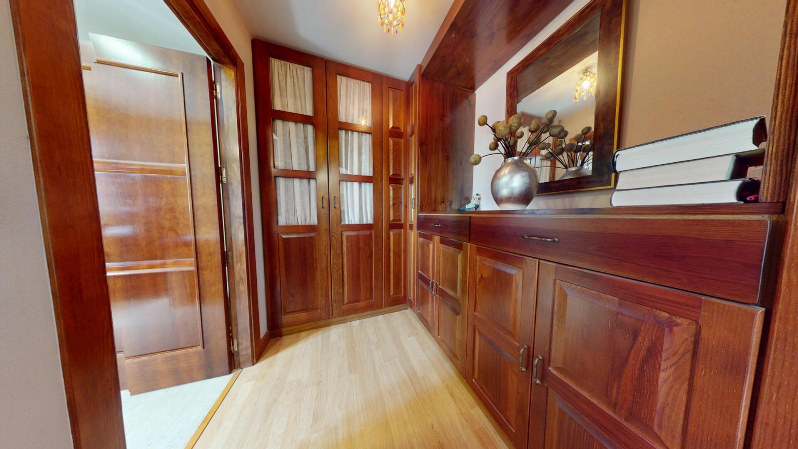  In der charmanten Stadt Águilas gelegen, bietet dieses freistehende Chalet ein außergewöhnliches Wohnerlebnis mit Meerblick. Die Immobilie befindet s