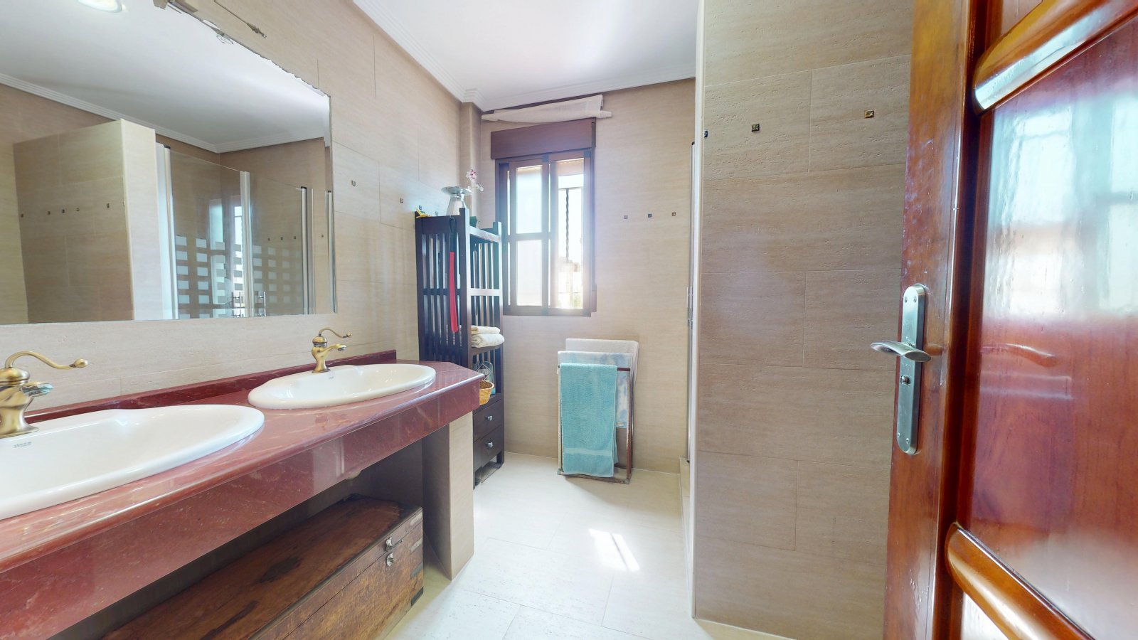  In der charmanten Stadt Águilas gelegen, bietet dieses freistehende Chalet ein außergewöhnliches Wohnerlebnis mit Meerblick. Die Immobilie befindet s