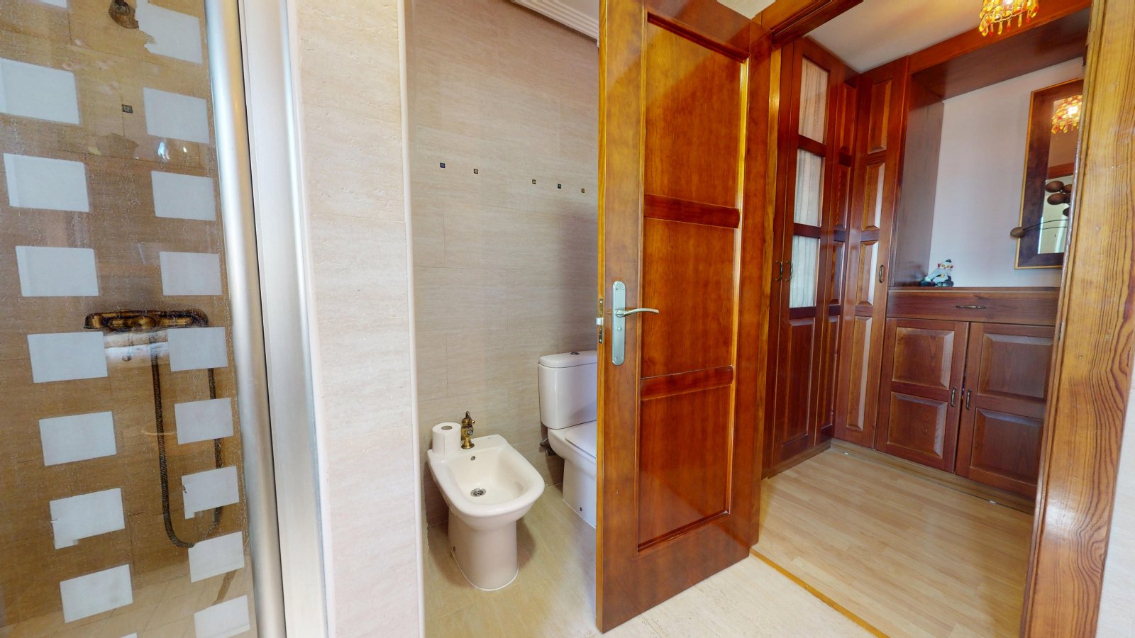  In der charmanten Stadt Águilas gelegen, bietet dieses freistehende Chalet ein außergewöhnliches Wohnerlebnis mit Meerblick. Die Immobilie befindet s