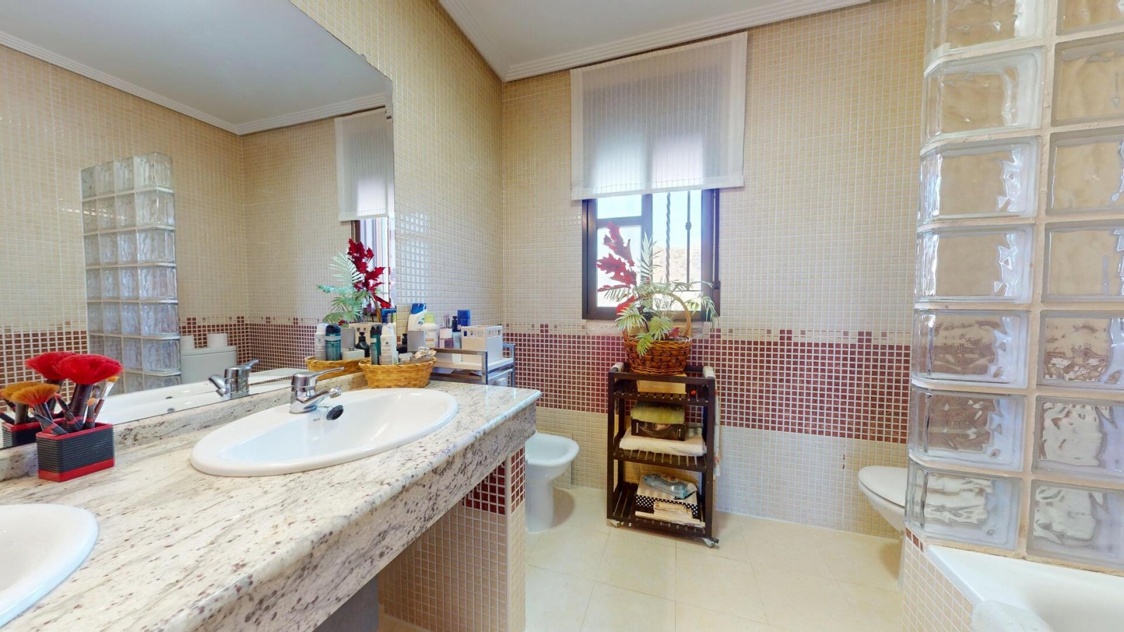  In der charmanten Stadt Águilas gelegen, bietet dieses freistehende Chalet ein außergewöhnliches Wohnerlebnis mit Meerblick. Die Immobilie befindet s