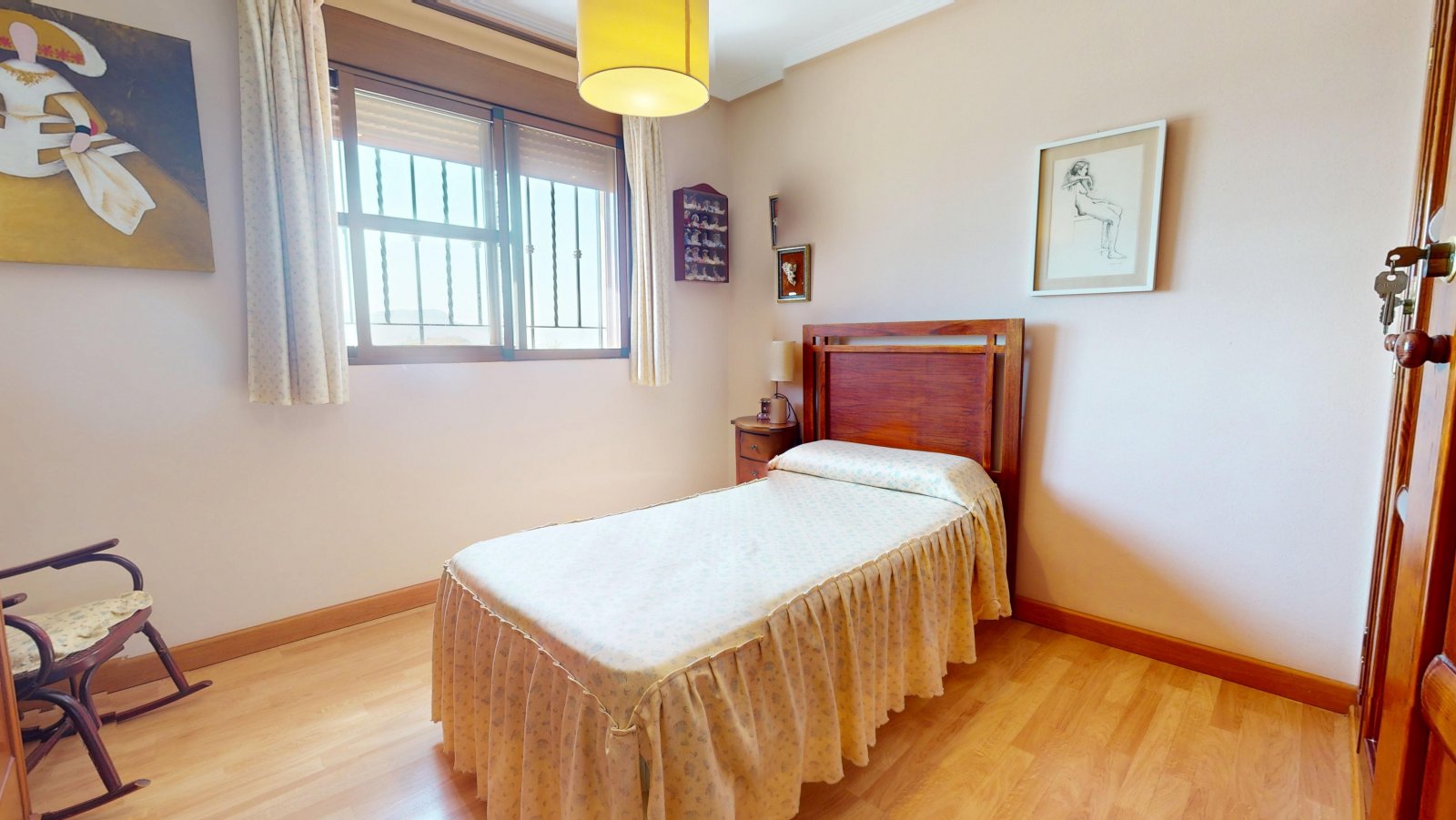  In der charmanten Stadt Águilas gelegen, bietet dieses freistehende Chalet ein außergewöhnliches Wohnerlebnis mit Meerblick. Die Immobilie befindet s