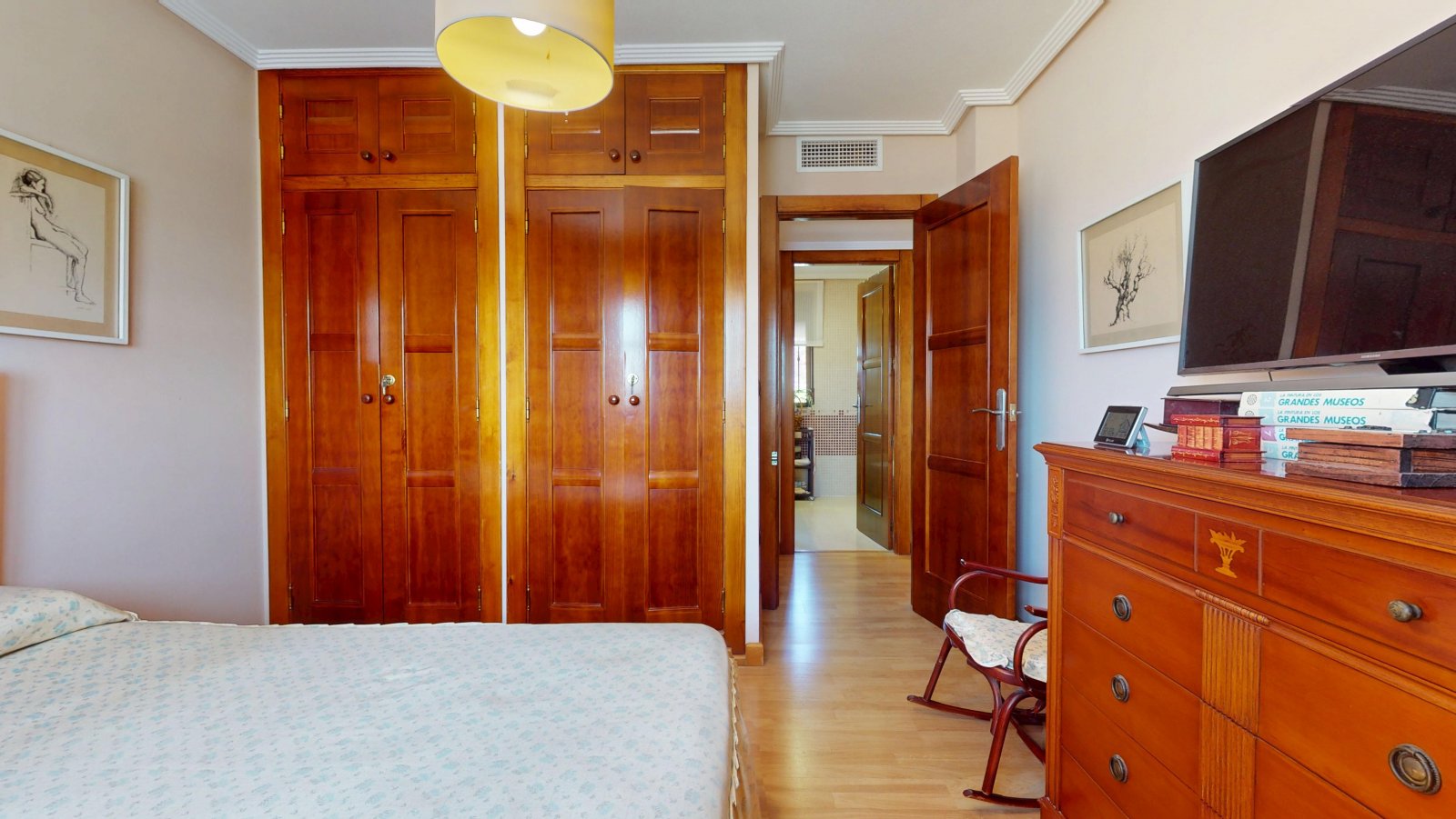  In der charmanten Stadt Águilas gelegen, bietet dieses freistehende Chalet ein außergewöhnliches Wohnerlebnis mit Meerblick. Die Immobilie befindet s