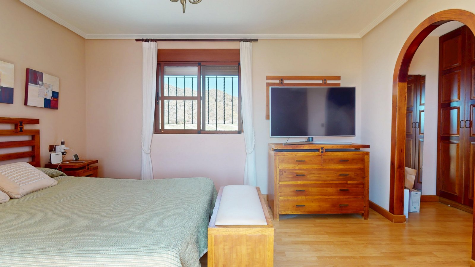  In der charmanten Stadt Águilas gelegen, bietet dieses freistehende Chalet ein außergewöhnliches Wohnerlebnis mit Meerblick. Die Immobilie befindet s