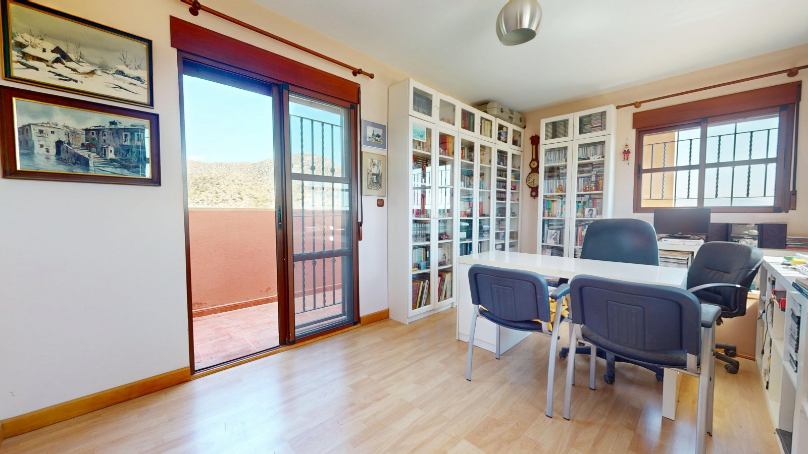  In der charmanten Stadt Águilas gelegen, bietet dieses freistehende Chalet ein außergewöhnliches Wohnerlebnis mit Meerblick. Die Immobilie befindet s