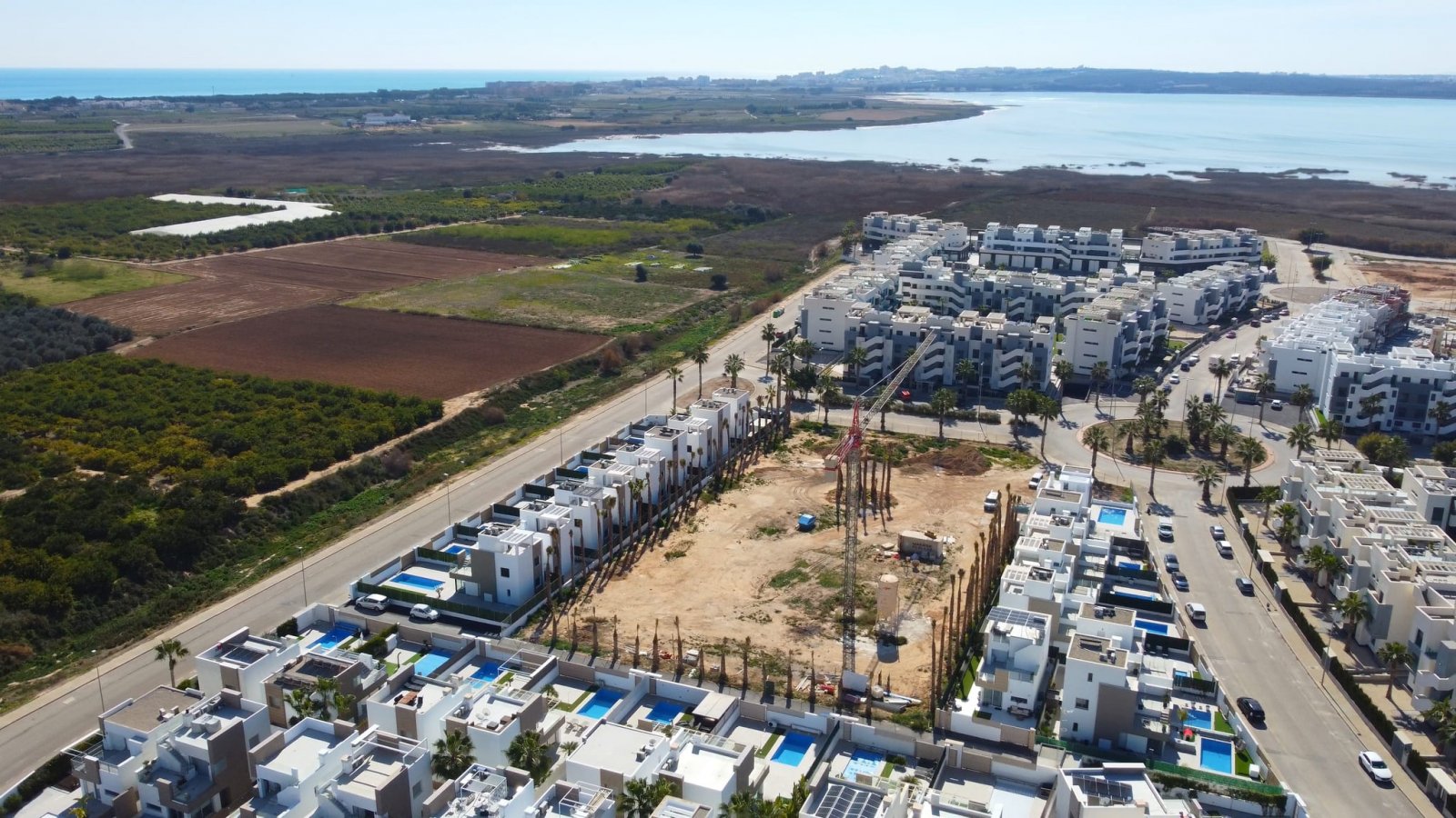  In der charmanten Stadt Guardamar del Segura gelegen, bieten diese Reihenhäuser eine ideale Wohnmöglichkeit für diejenigen, die ein Zuhause in einer 