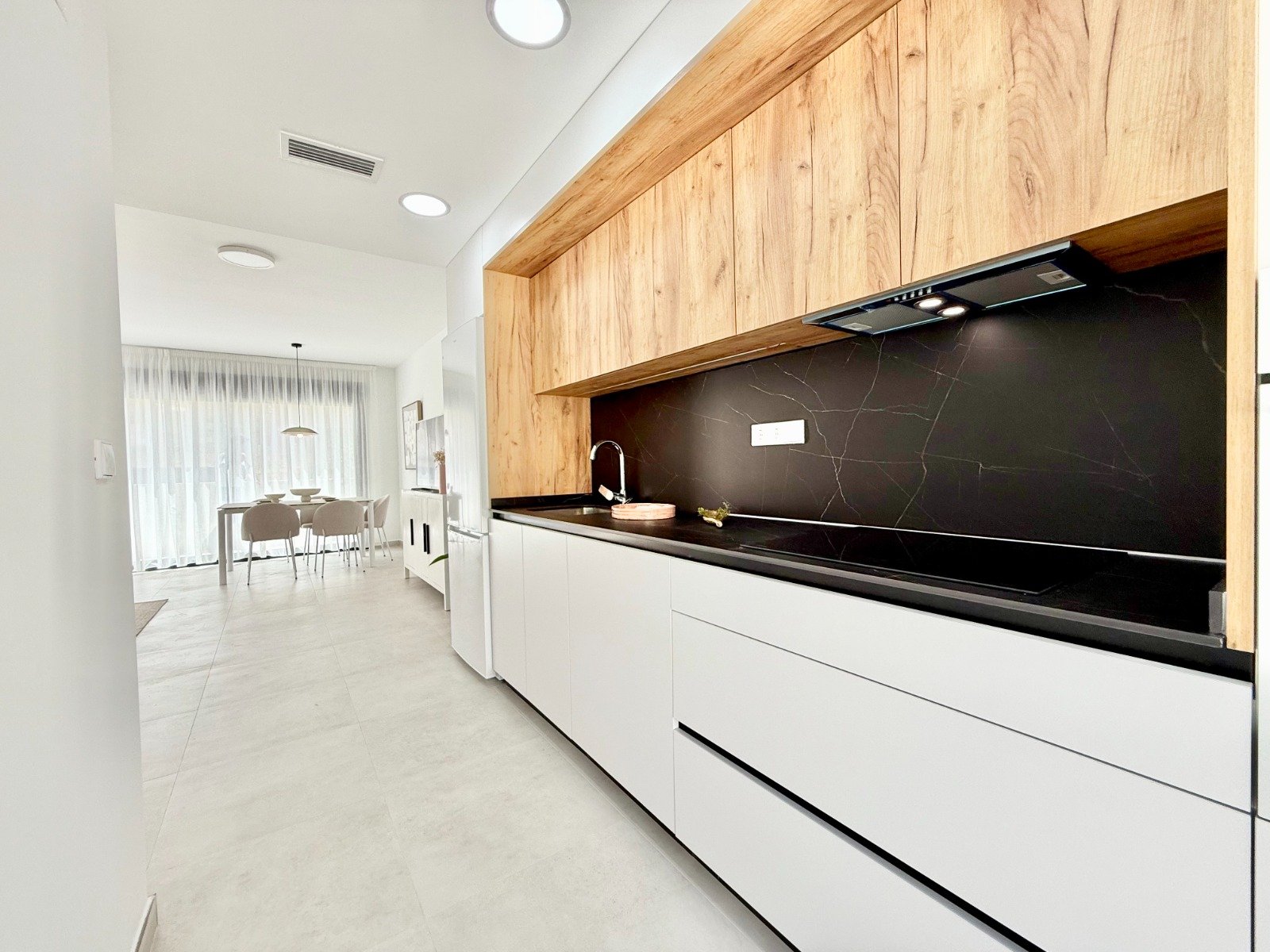  In der charmanten Ortschaft Cox gelegen, bietet diese Wohnanlage eine exklusive Auswahl an Bungalows, die für maximalen Komfort und Funktionalität en