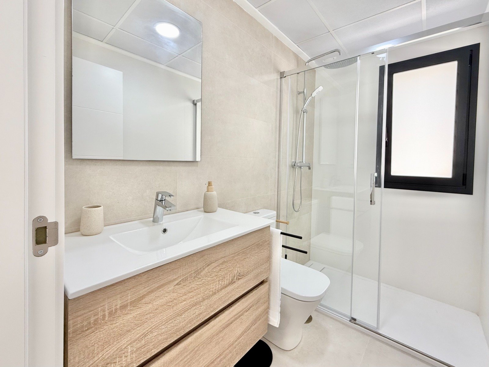  In der charmanten Ortschaft Cox gelegen, bietet diese Wohnanlage eine exklusive Auswahl an Bungalows, die für maximalen Komfort und Funktionalität en