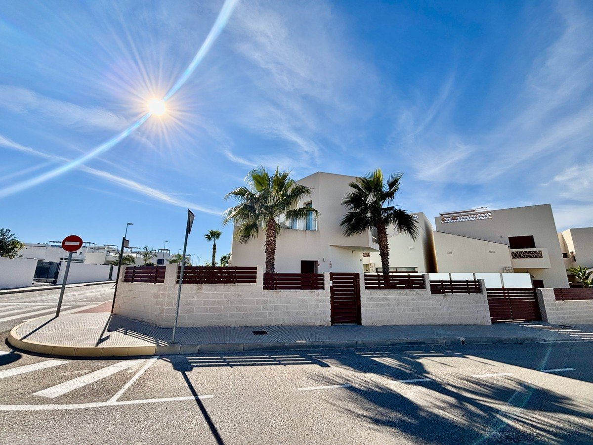 In der charmanten Stadt Benijófar gelegen, bietet diese unabhängige Immobilie eine ideale Umgebung für diejenigen, die Ruhe und Komfort suchen. Mit e