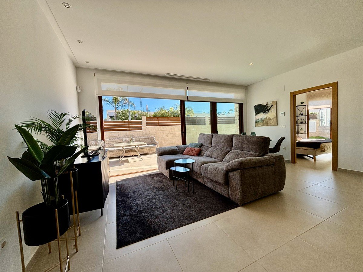 In der charmanten Stadt Benijófar gelegen, bietet diese unabhängige Immobilie eine ideale Umgebung für diejenigen, die Ruhe und Komfort suchen. Mit e