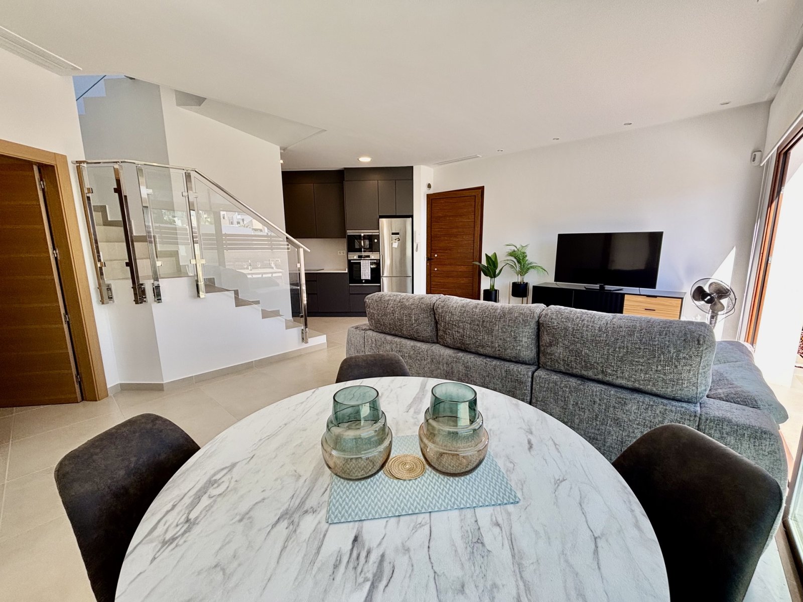 In der charmanten Stadt Benijófar gelegen, bietet diese unabhängige Immobilie eine ideale Umgebung für diejenigen, die Ruhe und Komfort suchen. Mit e