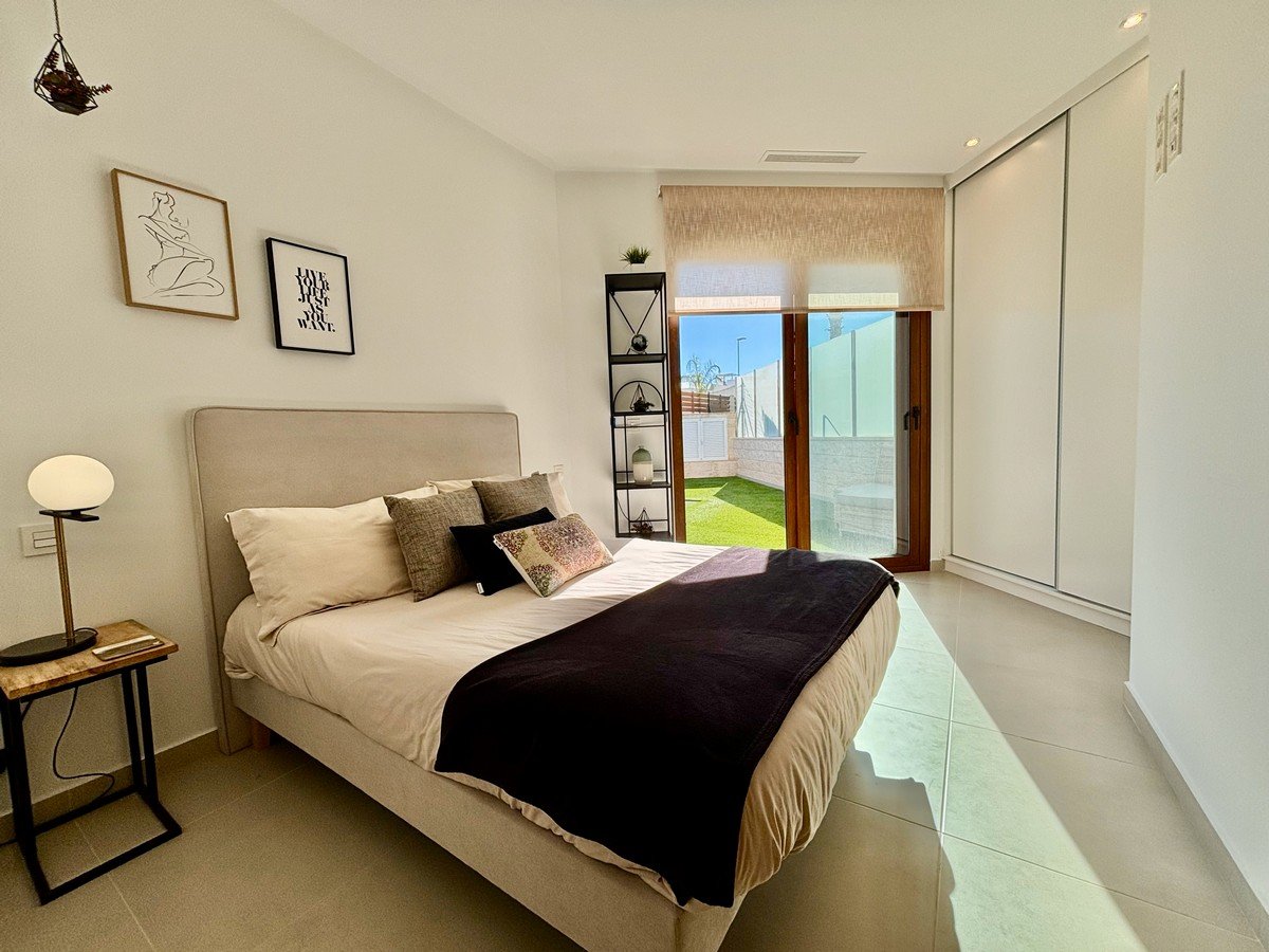 In der charmanten Stadt Benijófar gelegen, bietet diese unabhängige Immobilie eine ideale Umgebung für diejenigen, die Ruhe und Komfort suchen. Mit e