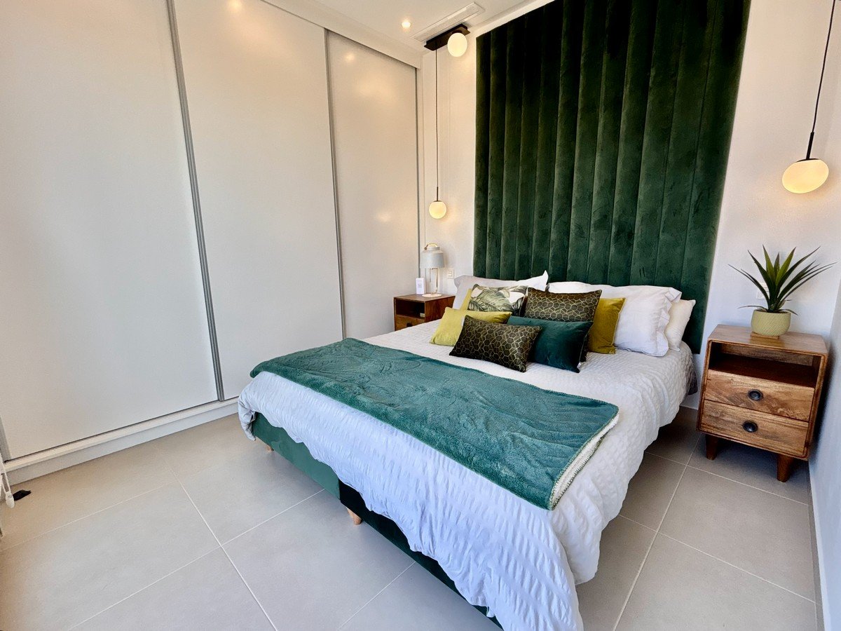 In der charmanten Stadt Benijófar gelegen, bietet diese unabhängige Immobilie eine ideale Umgebung für diejenigen, die Ruhe und Komfort suchen. Mit e