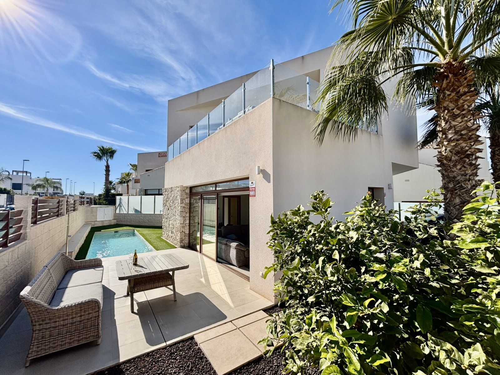 In der charmanten Stadt Benijófar gelegen, bietet diese unabhängige Immobilie eine ideale Umgebung für diejenigen, die Ruhe und Komfort suchen. Mit e