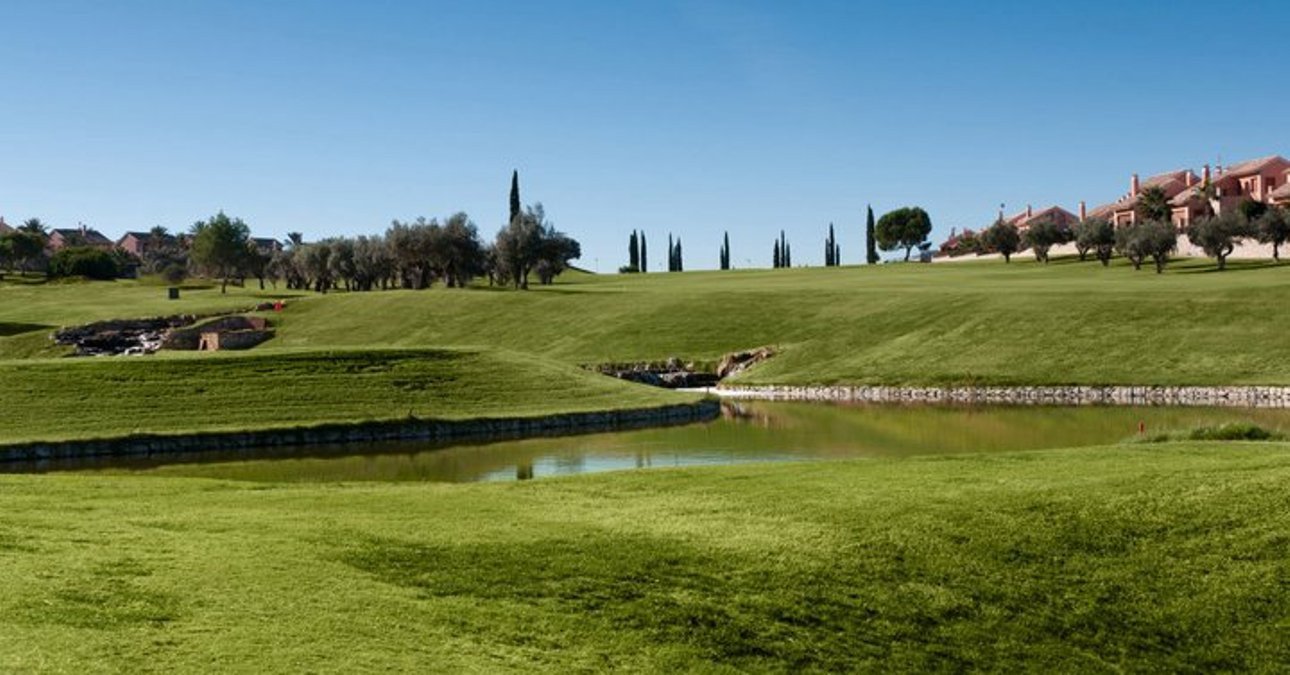 Wunderschöne, nach Süden ausgerichtete Doppelhaushälfte in La Finca Golf, Algorfa.
Wir freuen uns, Ihnen diese bezugsfertige 100 m² große D