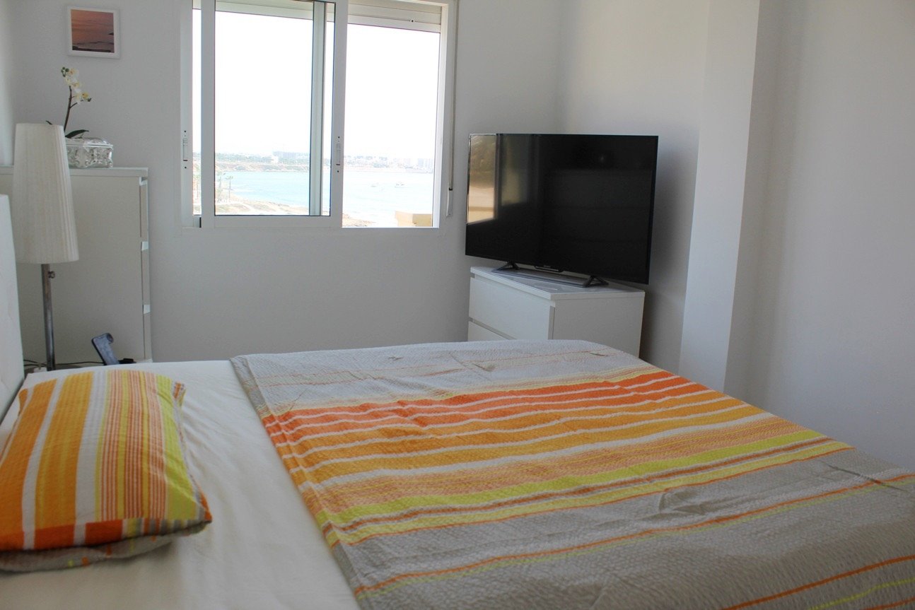  WOW!! Spektakuläre Penthouse-Wohnung direkt am Meer mit herrlichem Meerblick in Playa Flamenca Beach!  Dieses 1-Schlafzimmer (ursprünglich 2 Schlafzi
