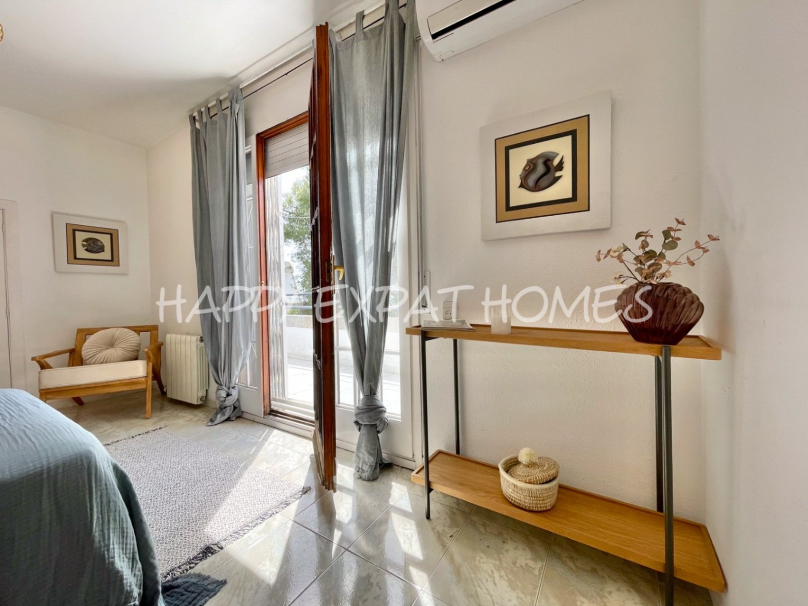 Unglaubliches Doppelhaus mit TOURISTISCHER LIZENZ und privatem Wald. Mit etwas Liebe und einigen Renovierungen hat diese Immobilie das Potenzial, eine