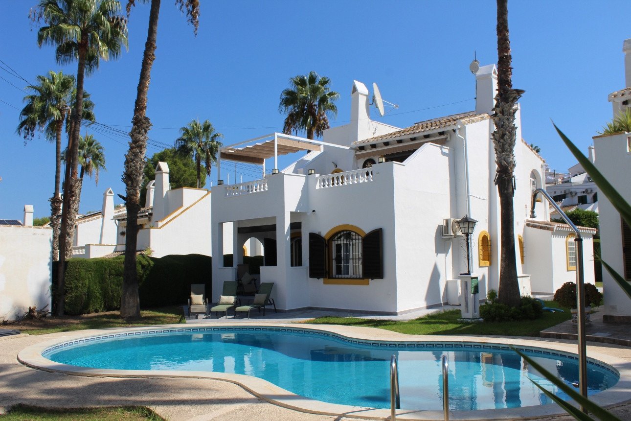 Orihuela Costa:  Spanische Villa in erster Reihe mit fantastischem Blick auf den Golfplatz – Villamartín, Fortuna II
Diese charmante, freistehende Villa in  