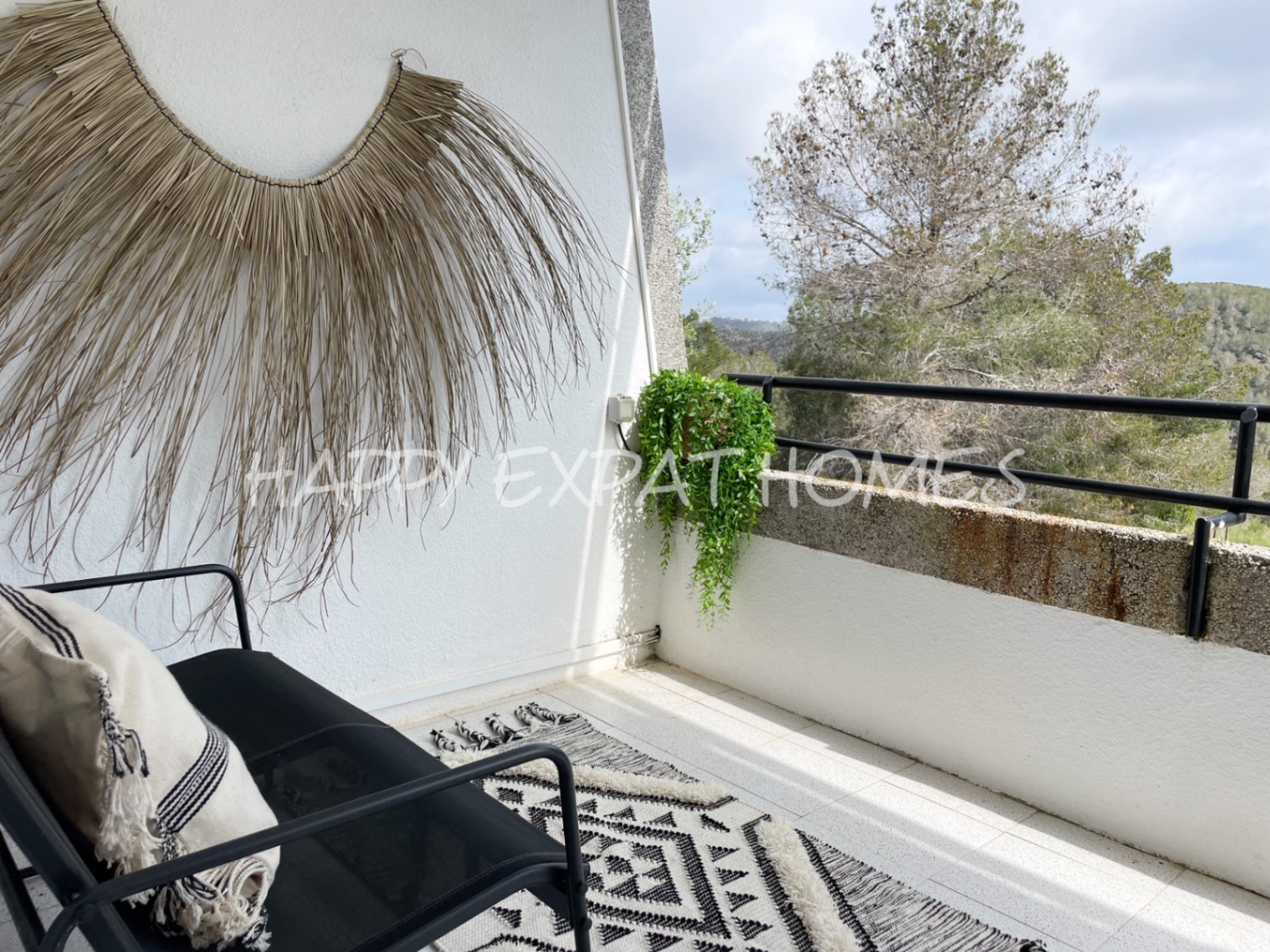 Unglaubliches Doppelhaus mit TOURISTISCHER LIZENZ und privatem Wald. Mit etwas Liebe und einigen Renovierungen hat diese Immobilie das Potenzial, eine