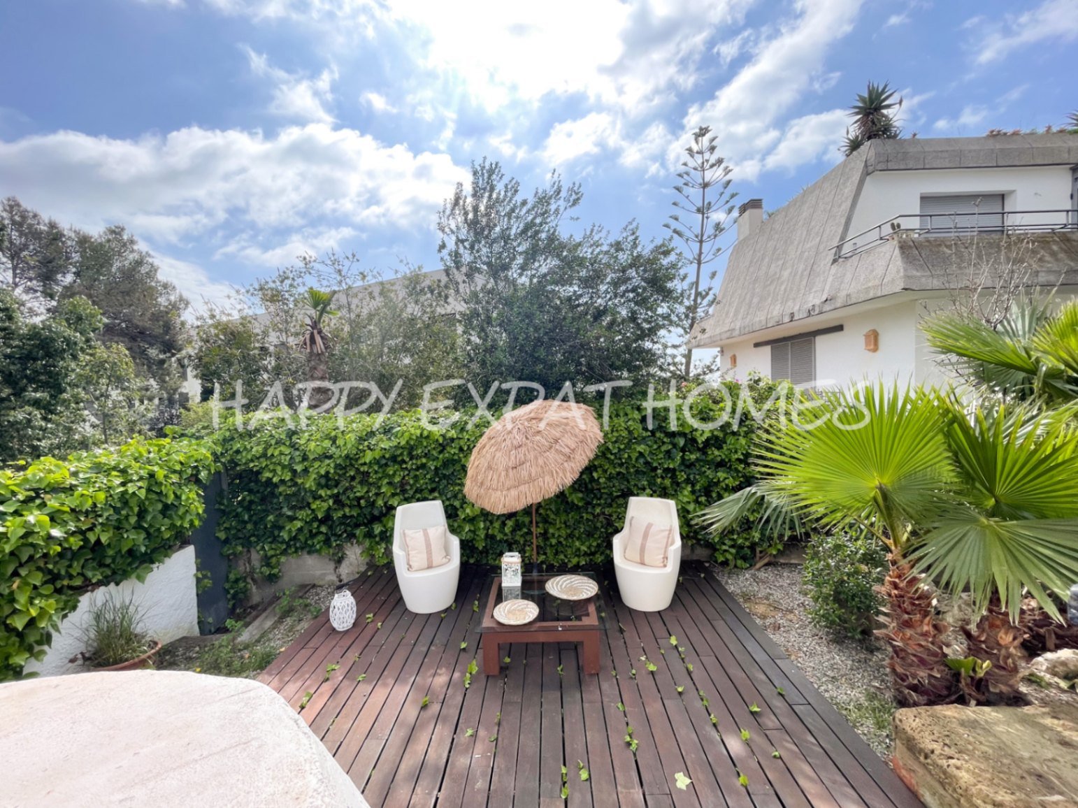 Unglaubliches Doppelhaus mit TOURISTISCHER LIZENZ und privatem Wald. Mit etwas Liebe und einigen Renovierungen hat diese Immobilie das Potenzial, eine