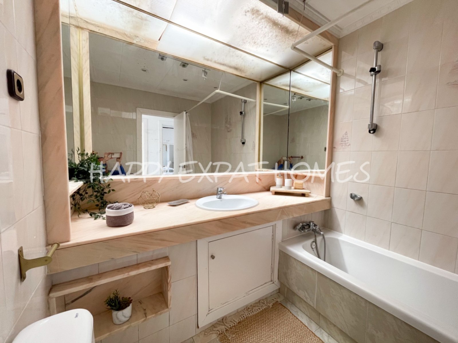 Unglaubliches Doppelhaus mit TOURISTISCHER LIZENZ und privatem Wald. Mit etwas Liebe und einigen Renovierungen hat diese Immobilie das Potenzial, eine