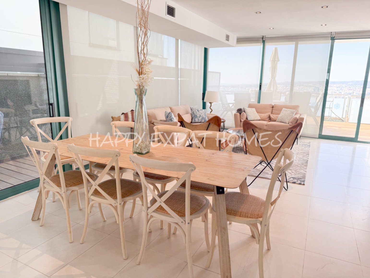 Villa Erin ist Ihr persönliches Stück Paradies! Diese helle, moderne, neu renovierte Villa befindet sich in bester Lage mit atemberaubendem Meerblick