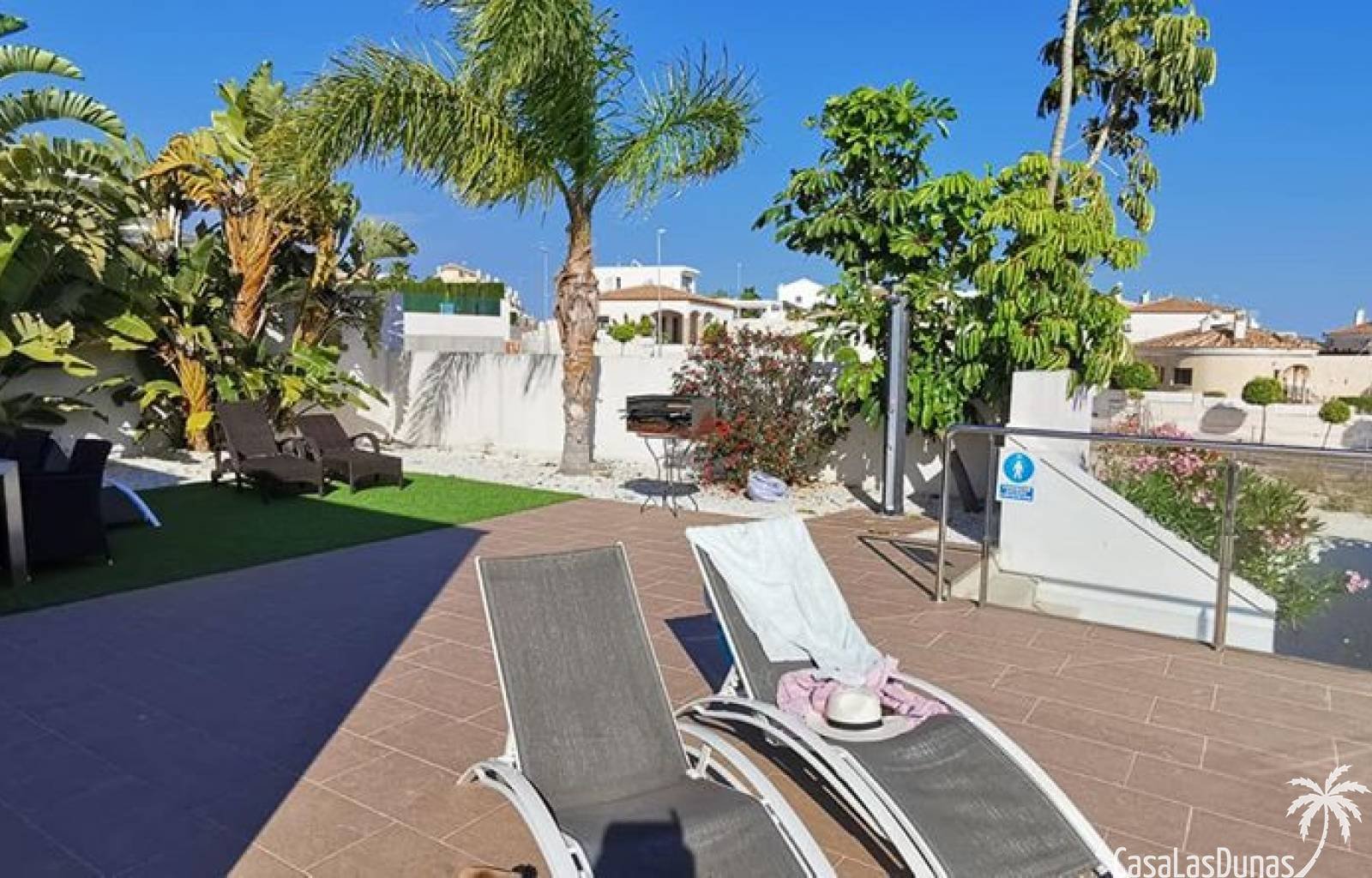 **Angebot: Luxus-Ferienvilla in La Marina**
Bei diesem Objekt erhalten Sie bei Anreise innerhalb von 2 Wochen 10 % Rabatt, sofern es noch verfügbar