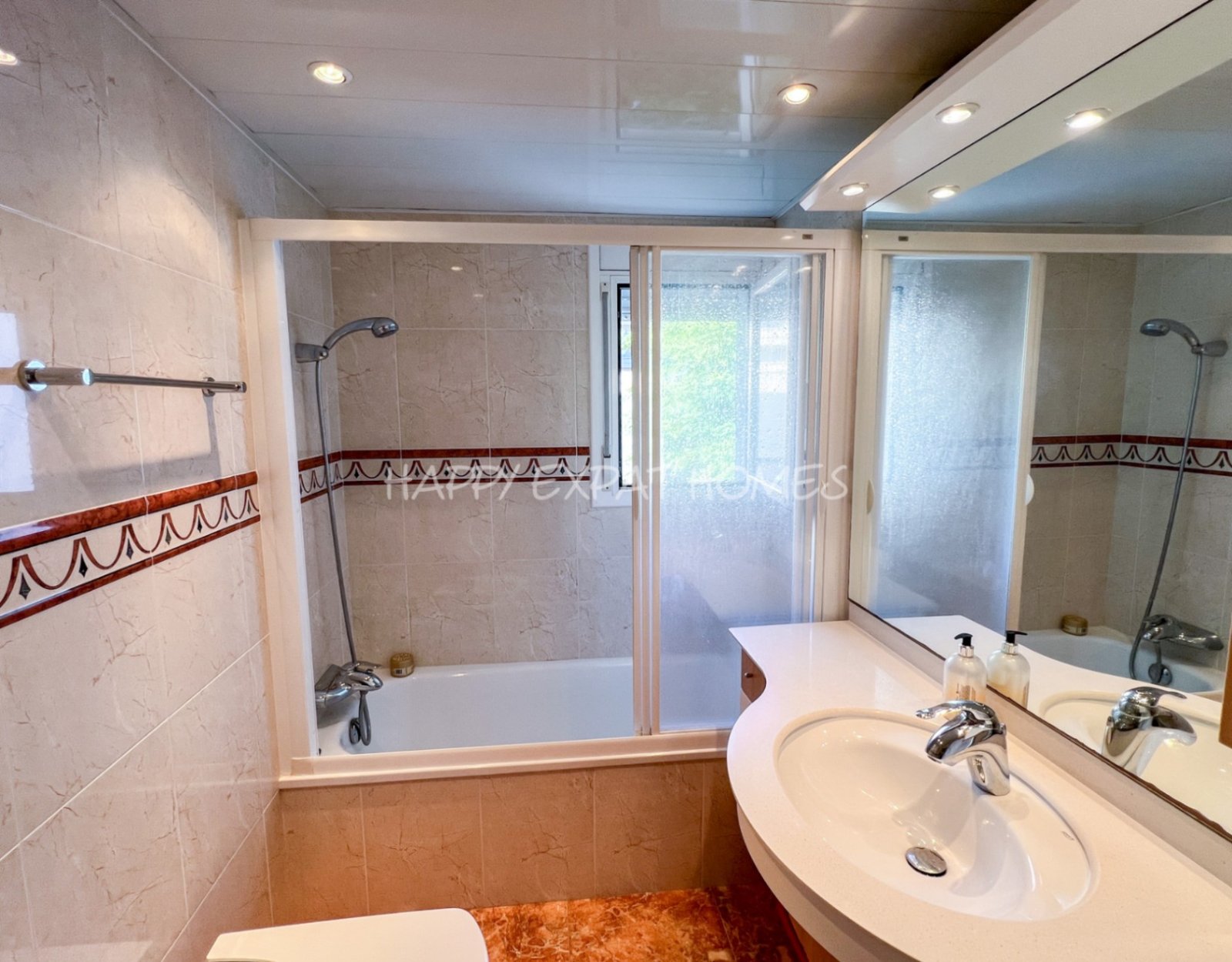 Wohnung zu verkaufen in Sitges – Aiguadolç
Jeder, der zum ersten Mal hereinkommt, ist sprachlos von den atemberaubenden Ausblicken.
Diese helle und ko