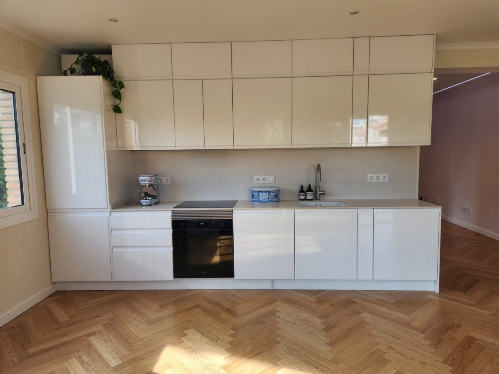 Diese Eckwohnung ist lichtdurchflutet und mit Eichenparkett, Fußbodenheizung sowie hochwertigen Schall- und Wärmeisolierungen ausgestattet. Große dopp